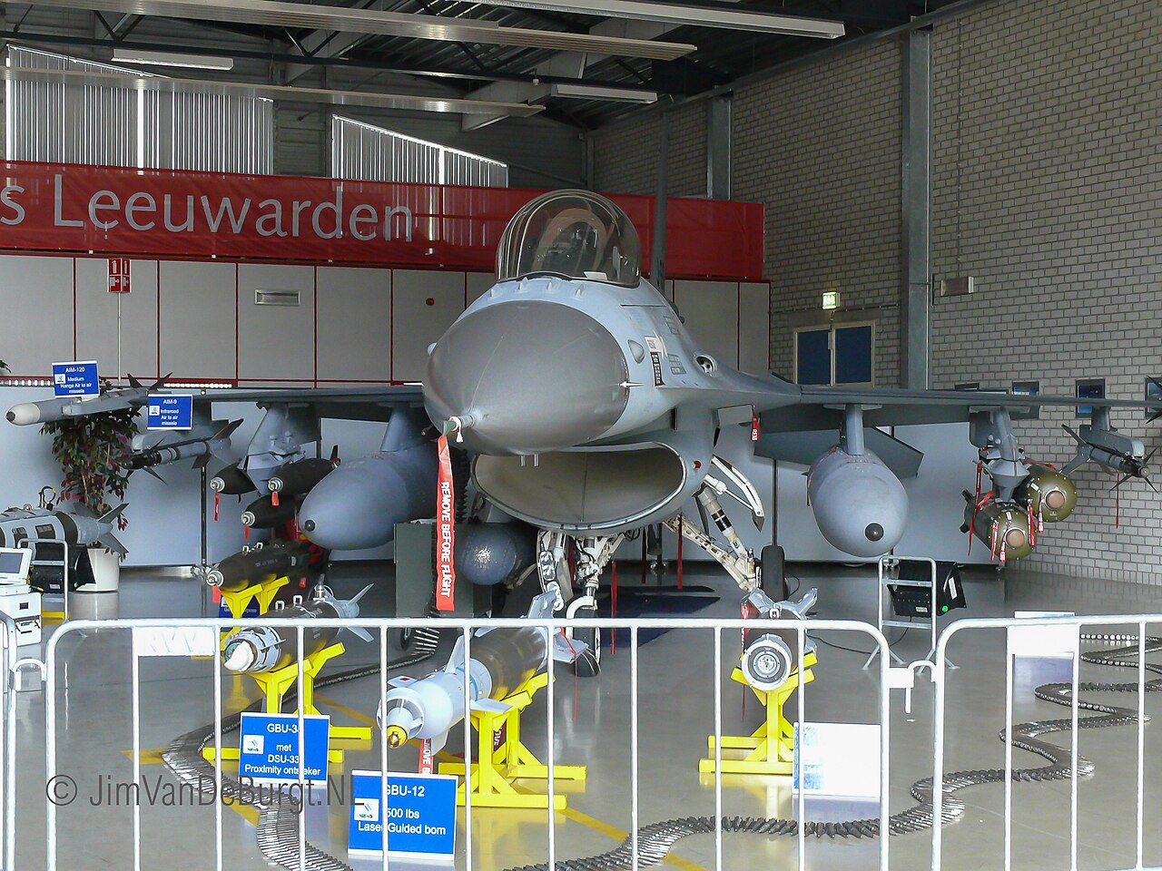 F-16A J-616 neerlandês com carga de armamento, Leeuwarden 2008