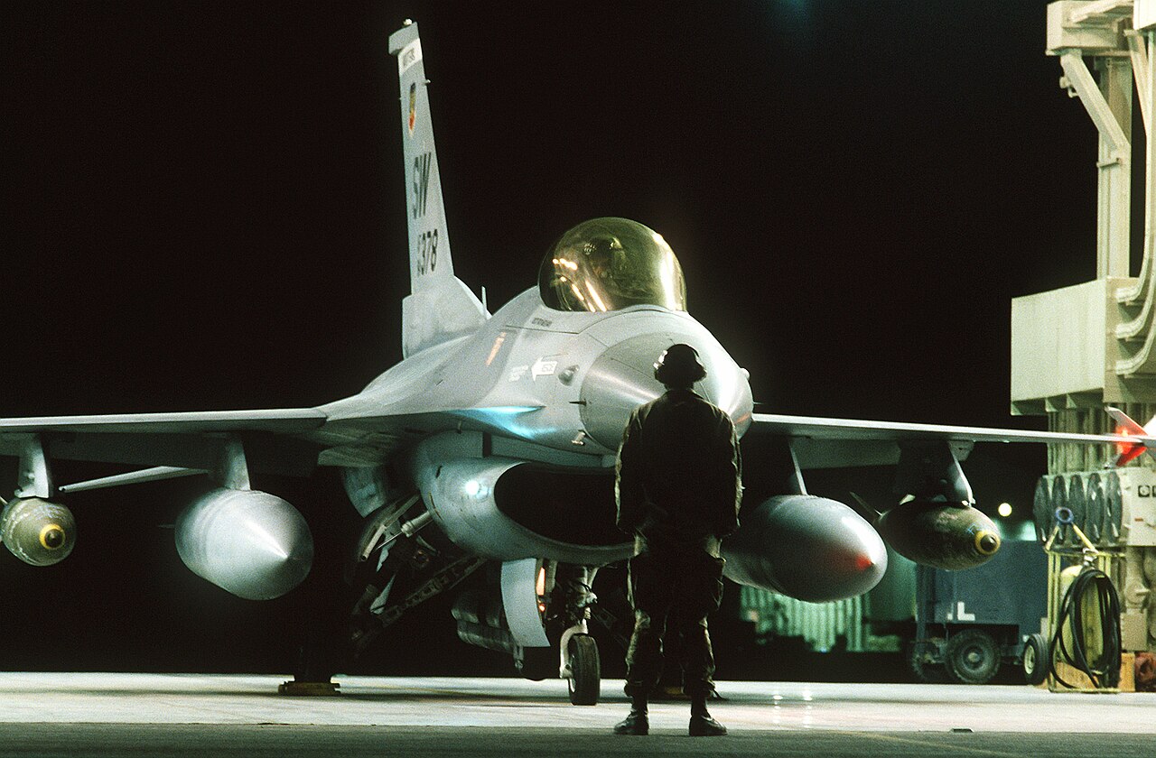 F-16C armato dell'USAF diretto sulla piazzola