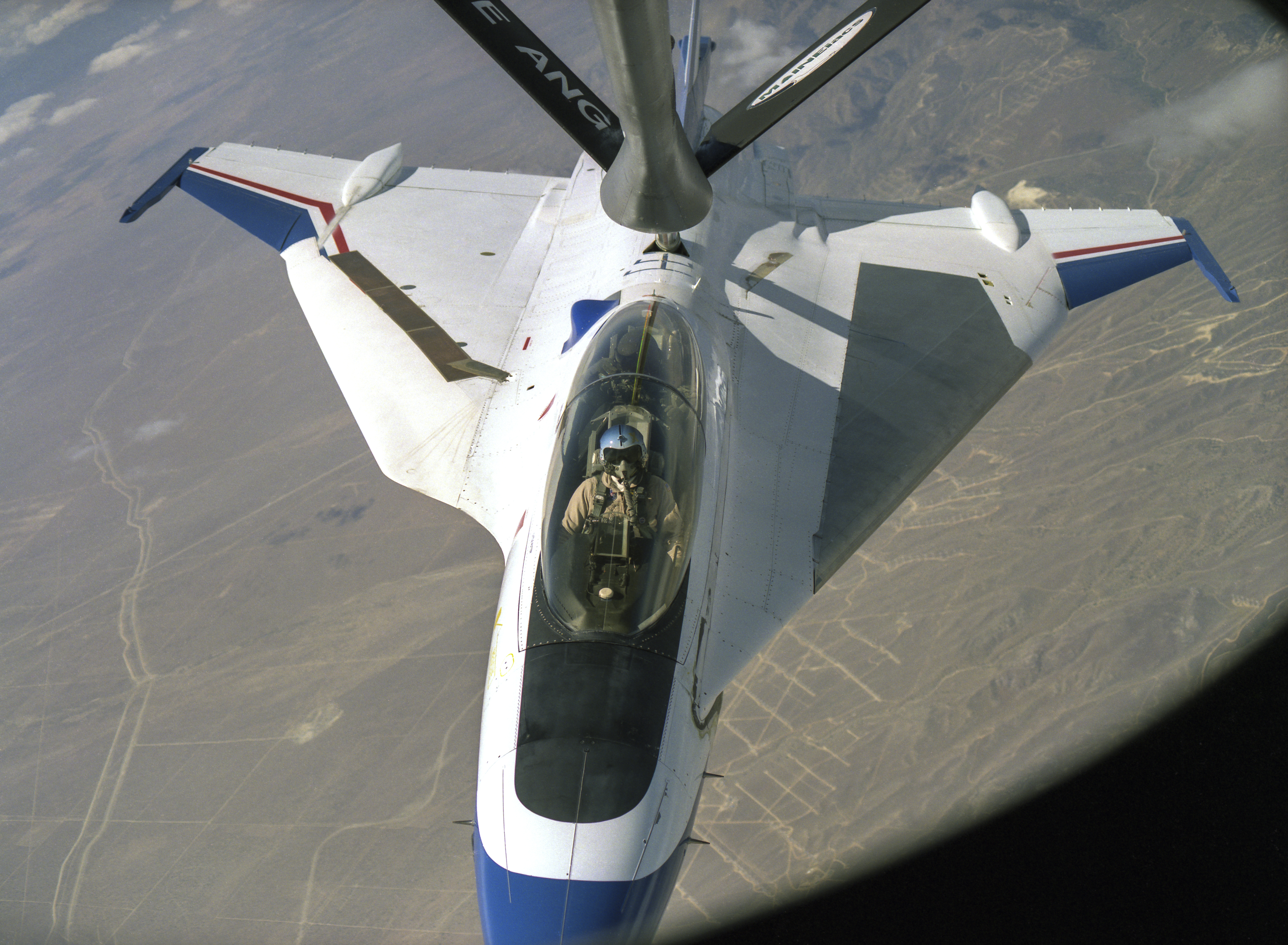 El F-16XL 75-0747 se reabastece en vuelo (EC96-43548-12)