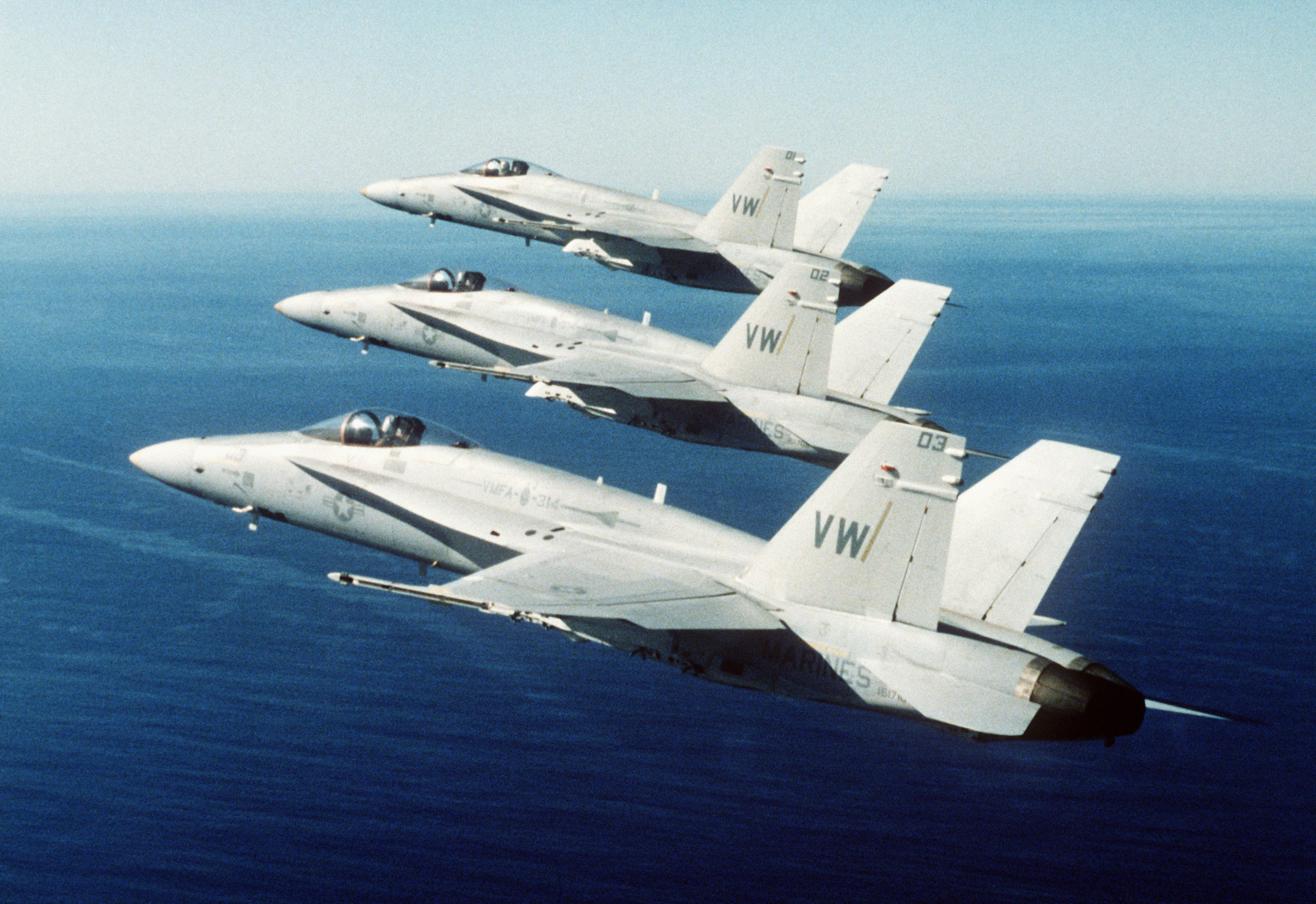 F-18 del VFMA-314 in formazione