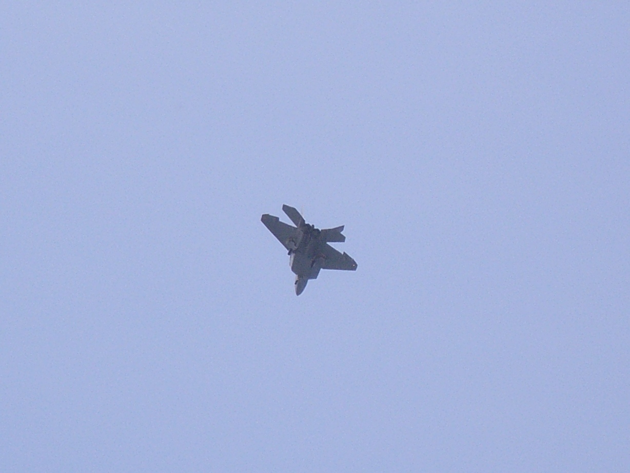F-22 Raptor schierato presso la base aerea di Kadena, in Giappone