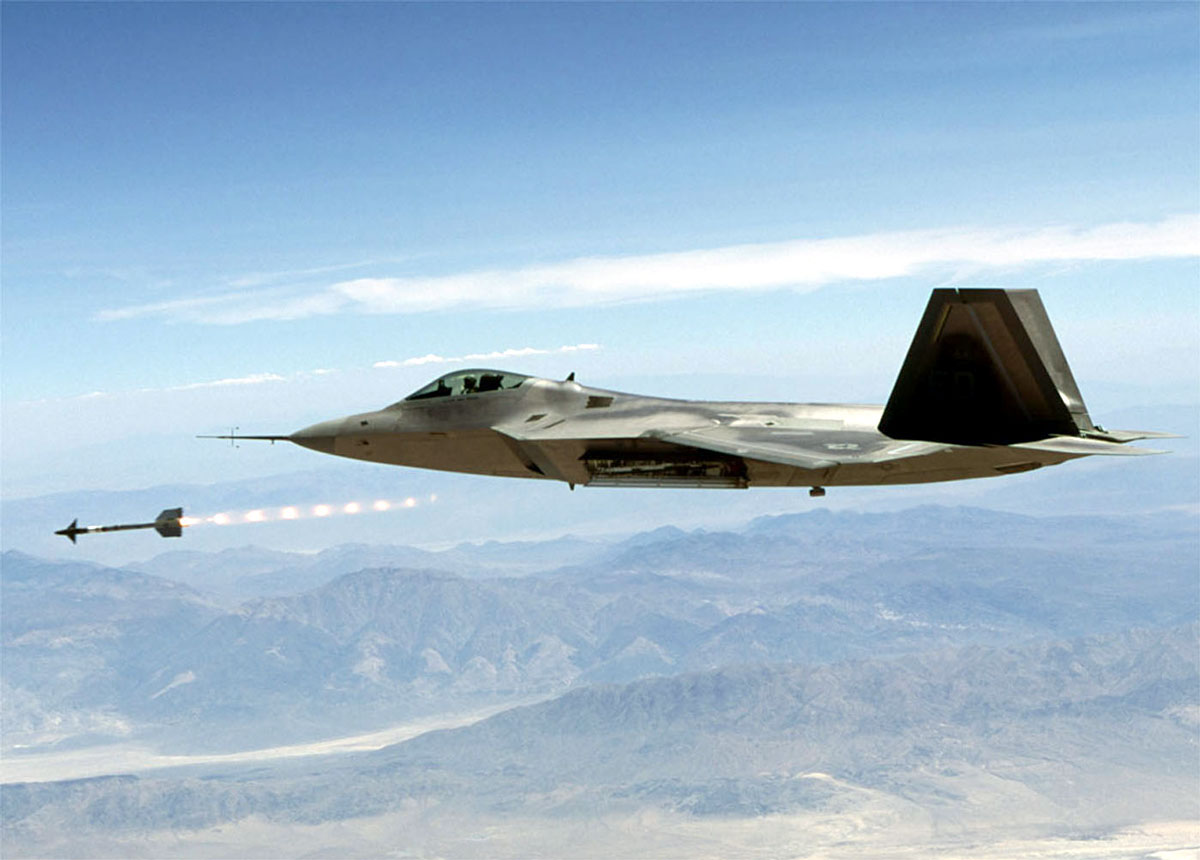 F-22 Raptor che lancia un missile AIM-9 Sidewinder