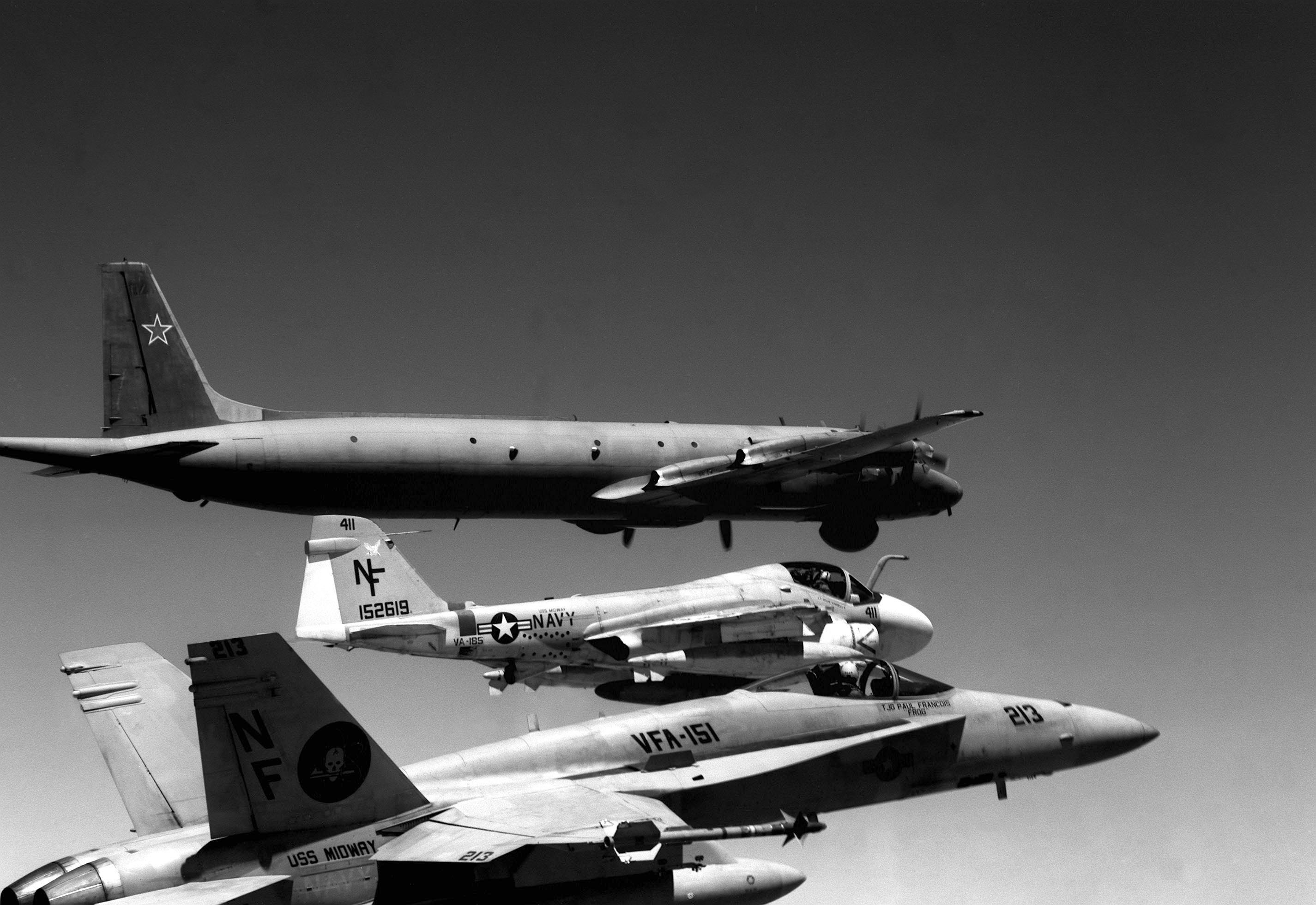 Un FA-18A Hornet del VFA-151 e un KA-6D Intruder del VA-185 scortano un Il-38 sovietico il 19 settembre 1989