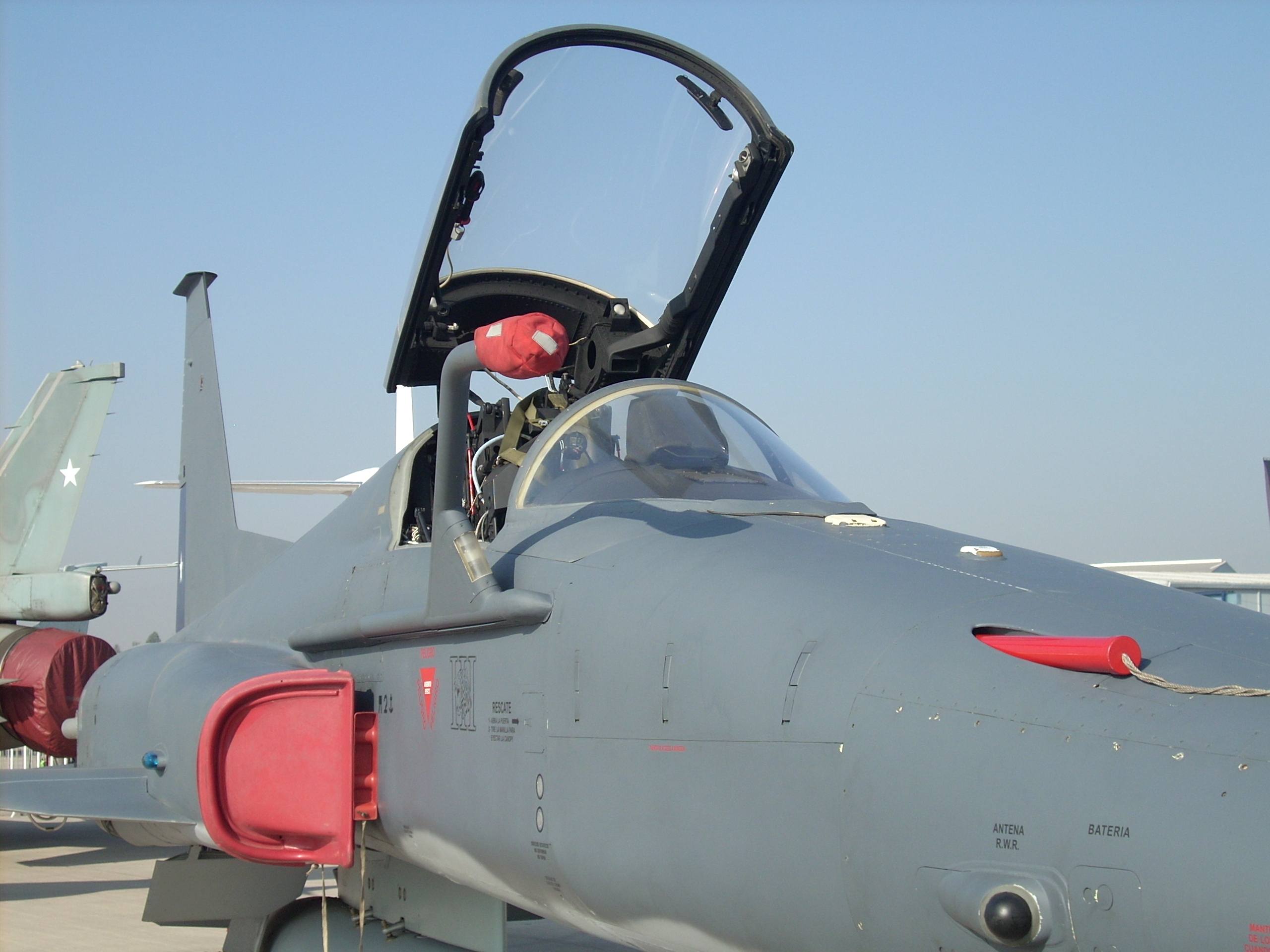 FIDAE 2014 - F-5 Tigre III FA Ch (DSCN 0500)