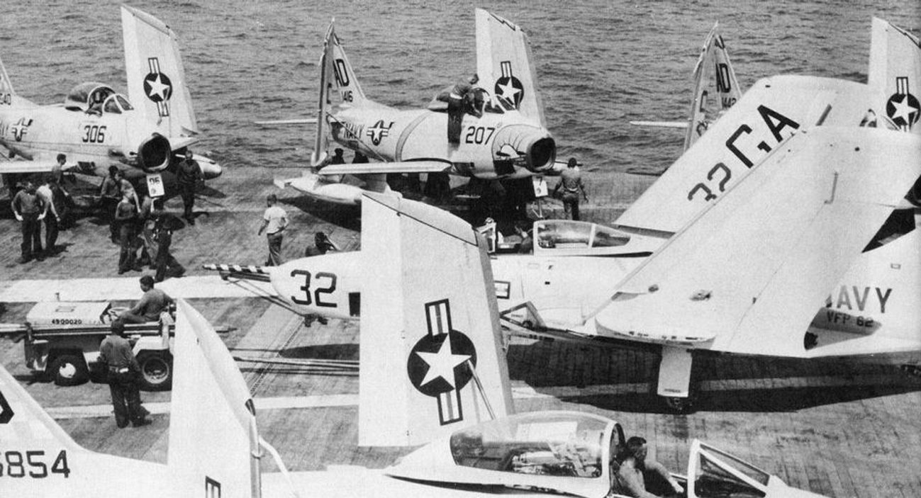 FJ-3 Furies de los VF-73 y VF-173 a bordo del USS Randolph (CVA-15), circa 1957