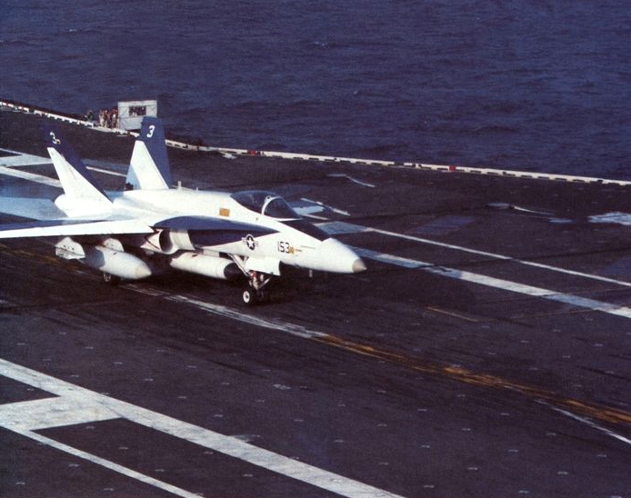 F/A-18A Hornet aterrizando en el USS Independence (CV-62), 1984