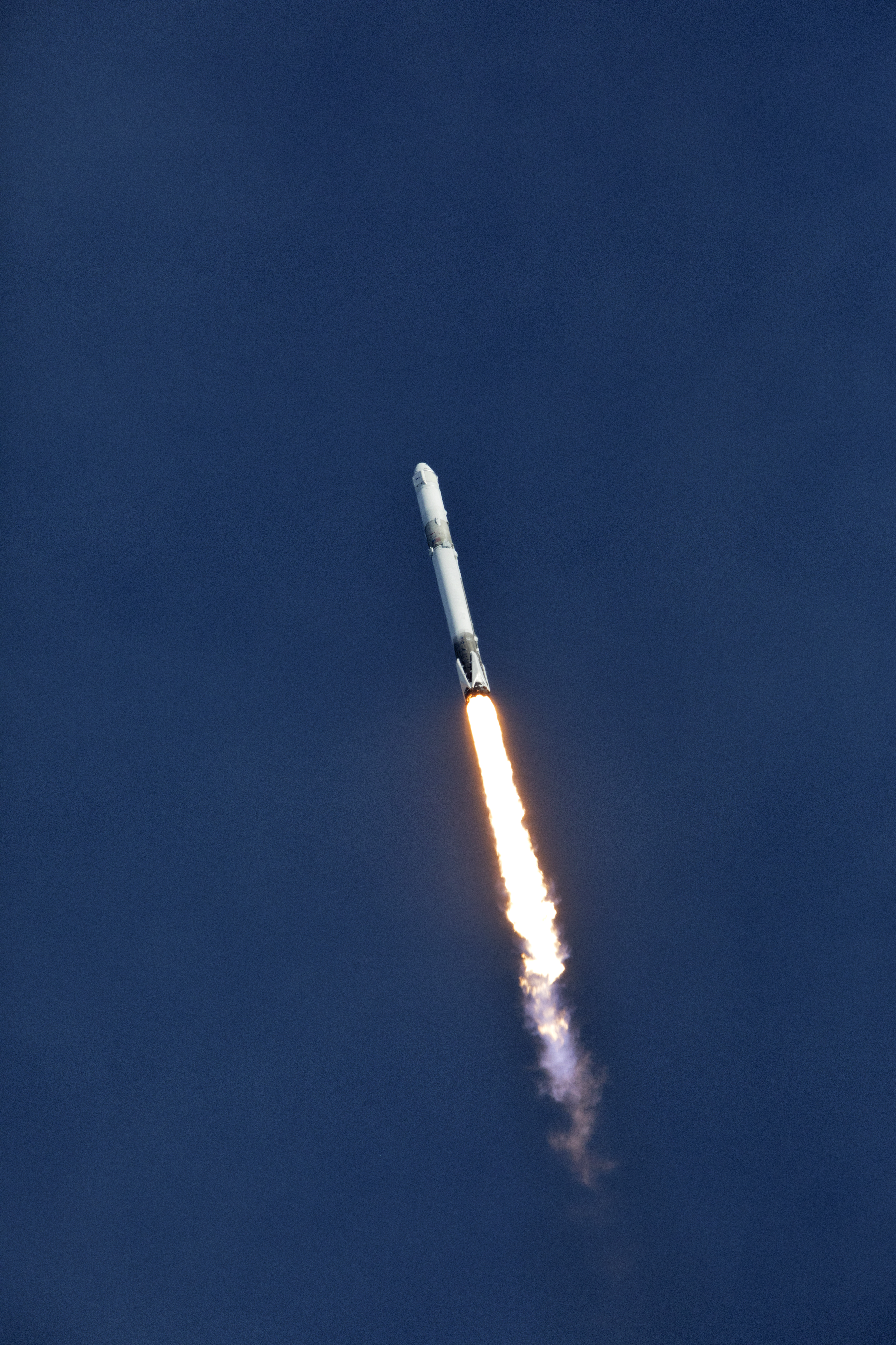 Falcon 9 Block 4 despegando con CRS-14 (2 de abril de 2018)