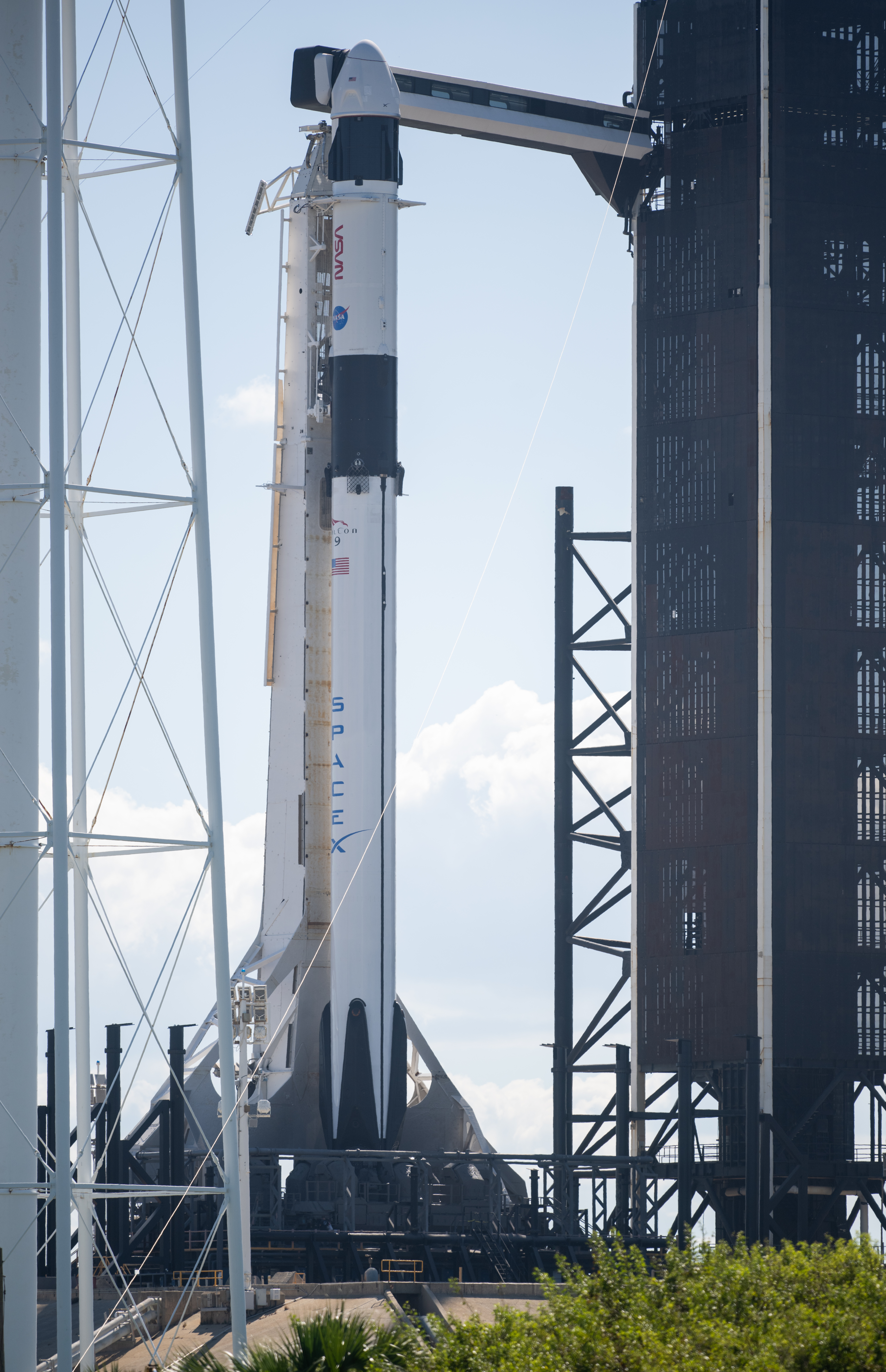 Falcon 9 con la cápsula Crew Dragon, misión tripulada a la ISS