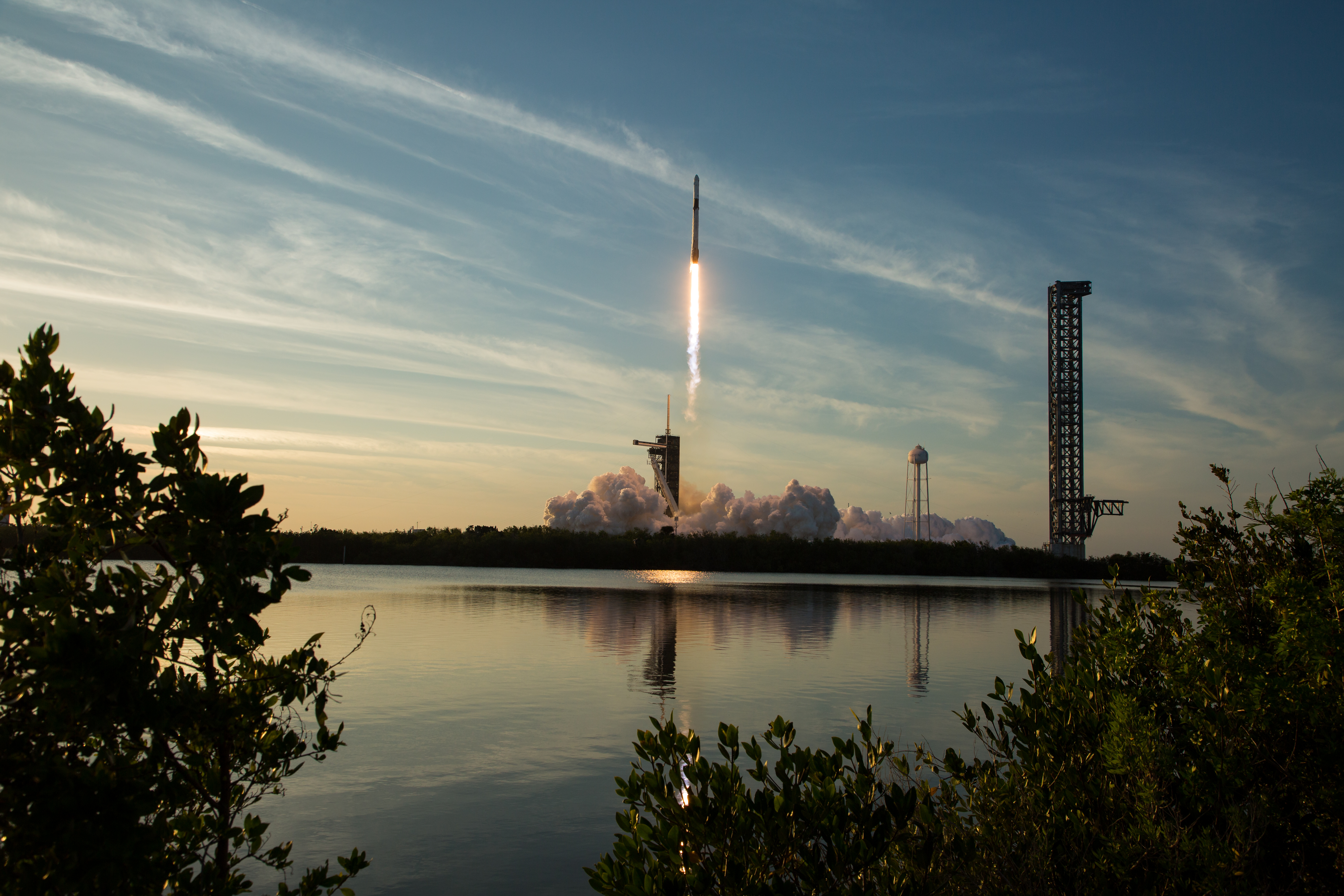 Falcon 9 con la cápsula Crew Dragon en el despegue de la misión Crew-10