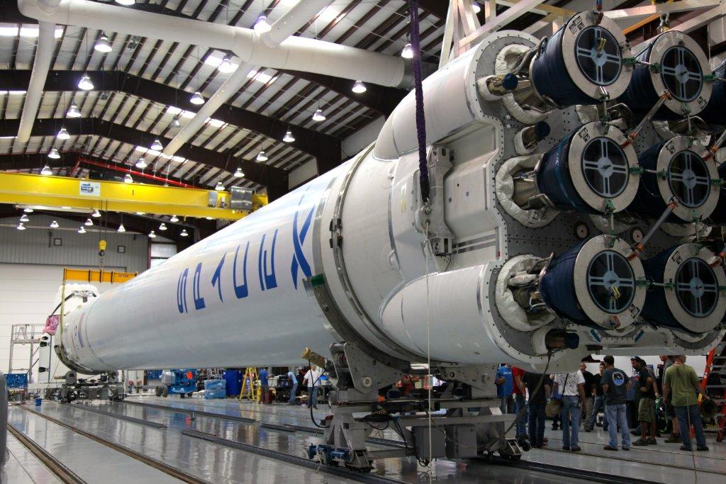 Falcon 9 v1 0 en el hangar de integración