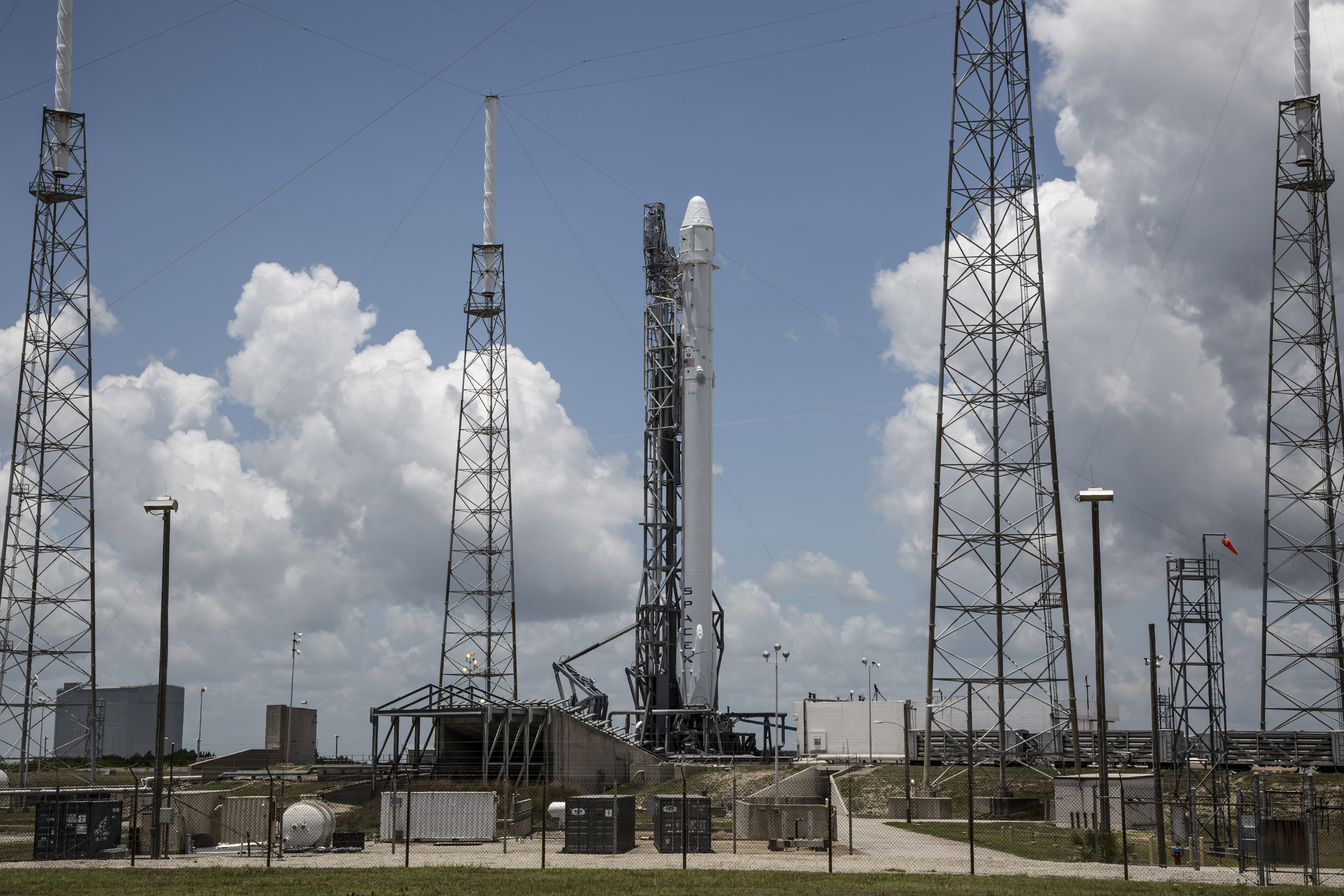 Falcon 9 v1 1 — Space X CRS-7, 25 giugno 2015, sulla rampa di lancio (lancio fallito il 28 giugno 2015)