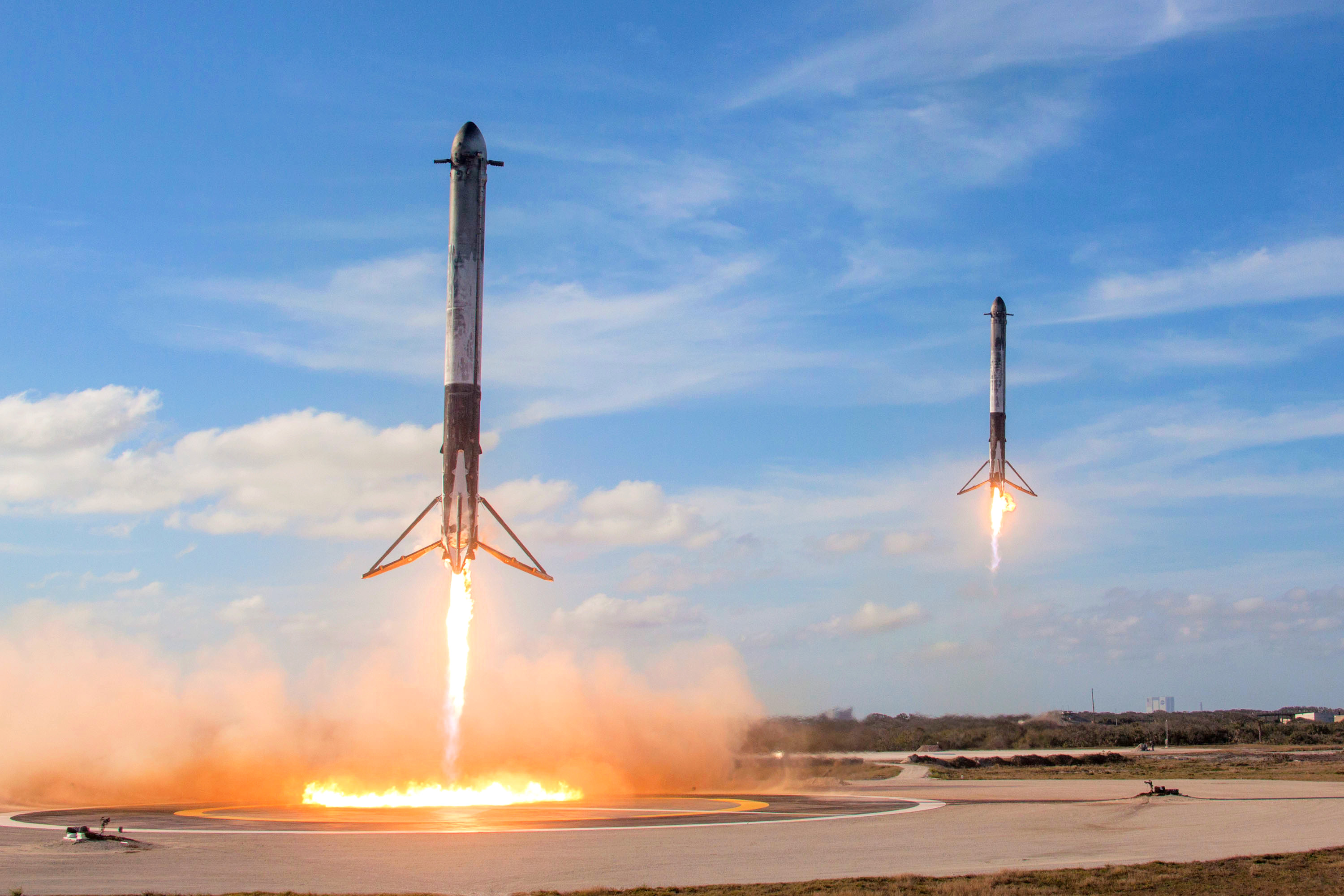 Falcon Heavy Side Boosters landing on LZ1 and LZ2 - 2018