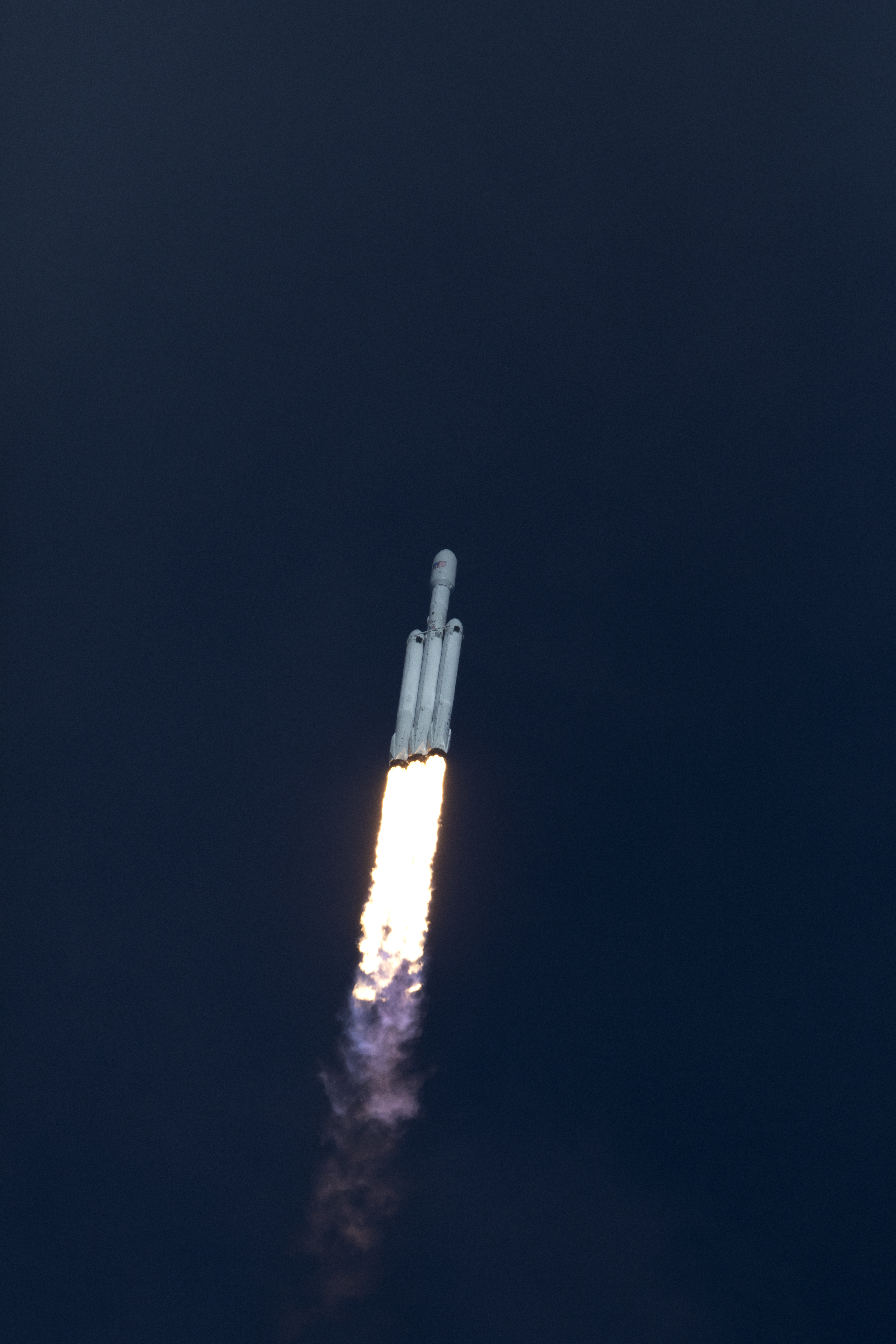 Falcon Heavy che lascia la torre 01