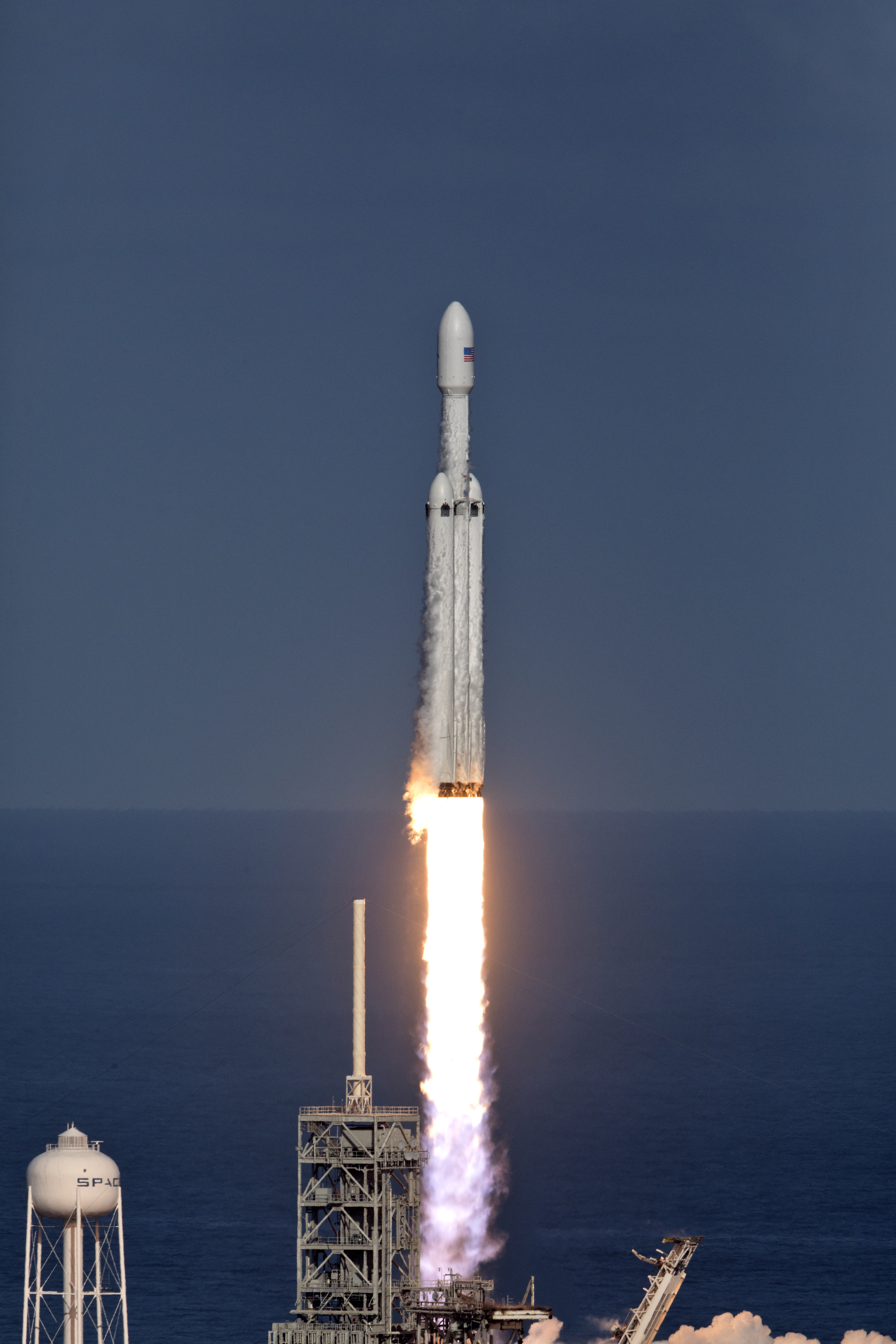 Falcon Heavy despejando la torre 03