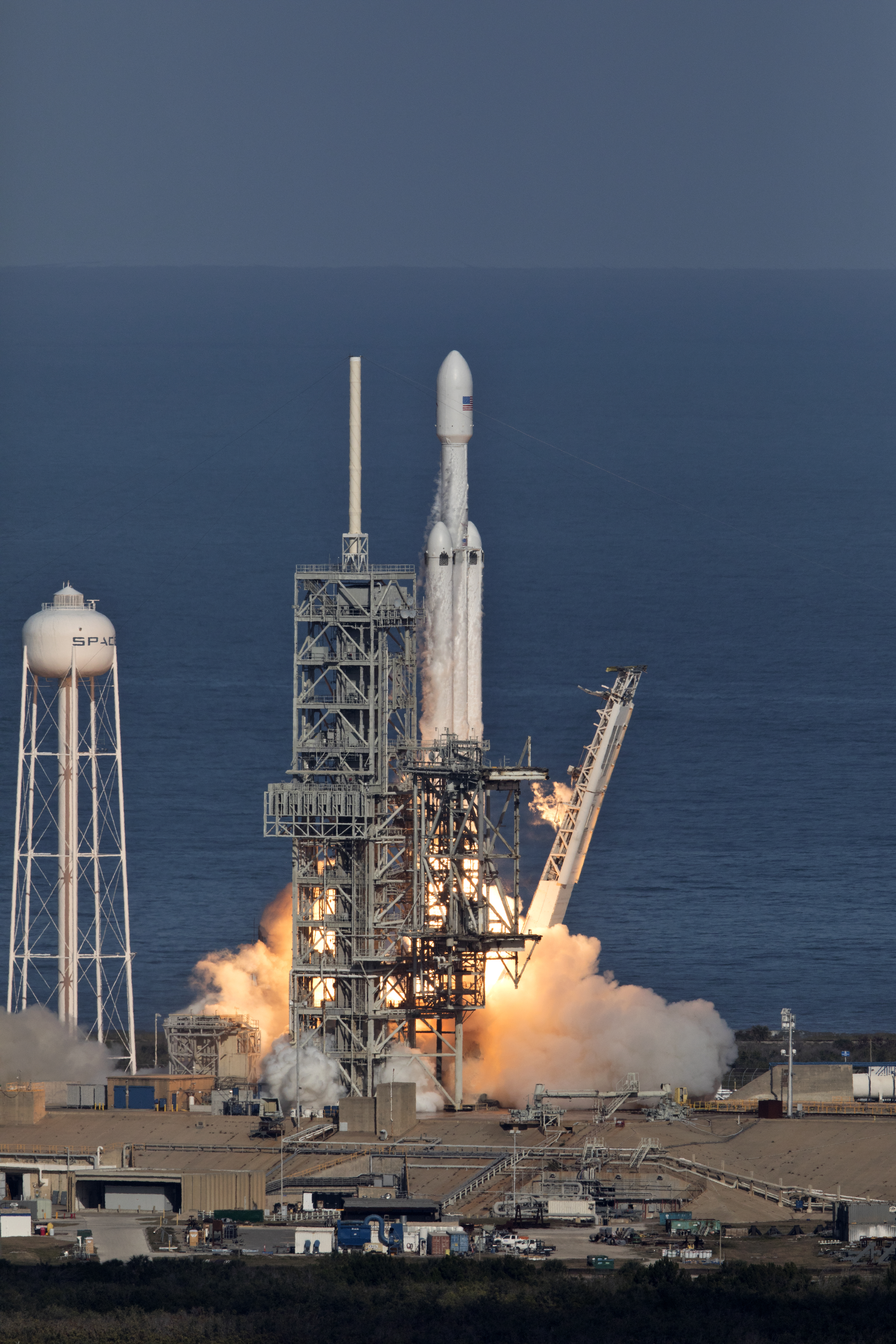 Falcon Heavy verlässt den Startturm 11