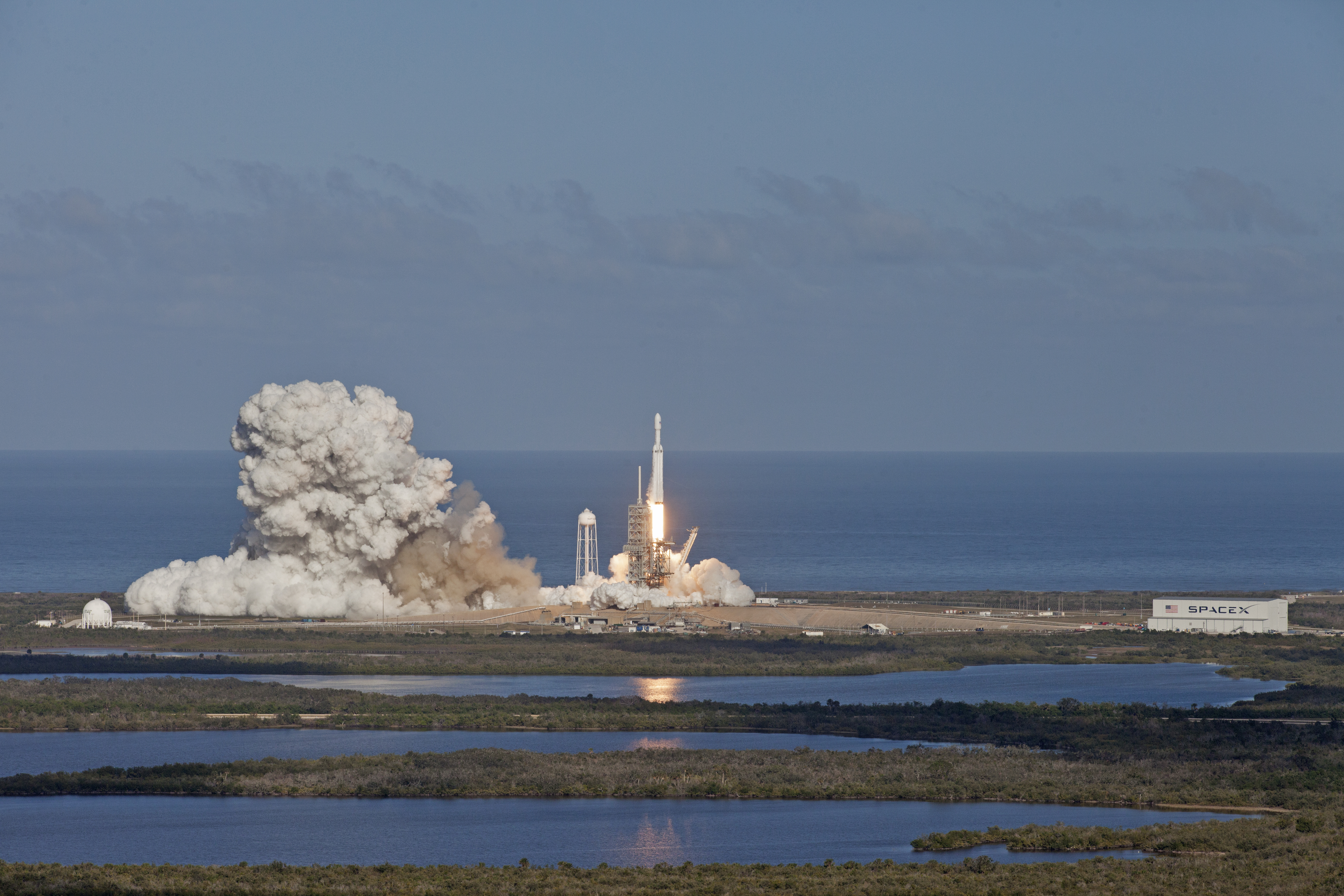 Falcon Heavy despegando 01