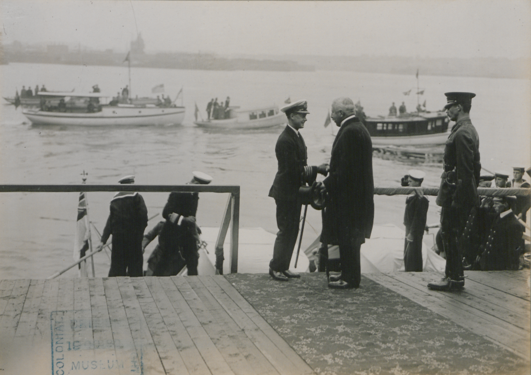 Erste Ankunft auf kanadischem Boden von S.K.H. Edward, Prince of Wales (HS85-10-36131)