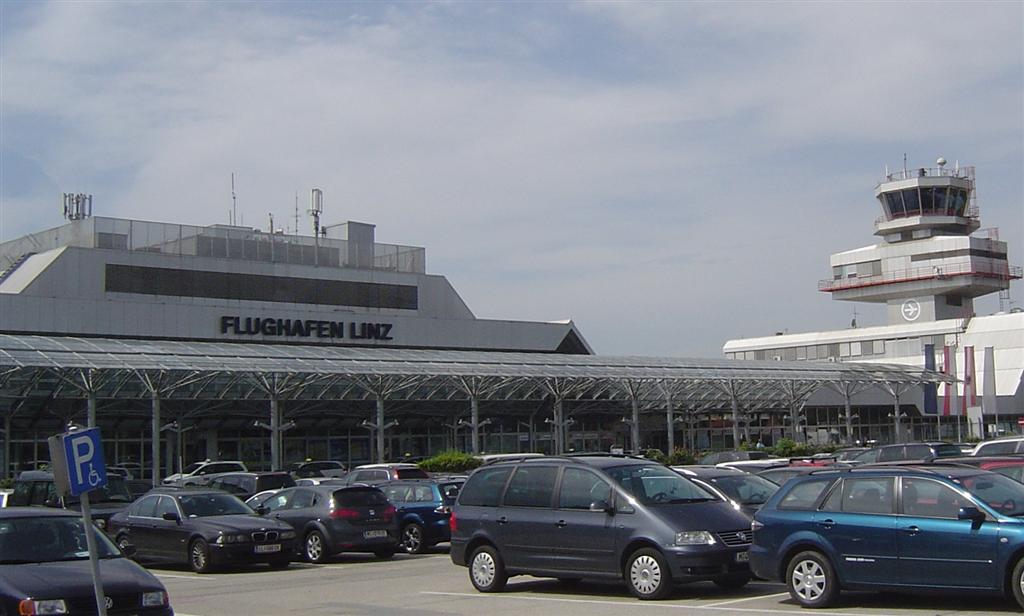 Flughafen Linz Front