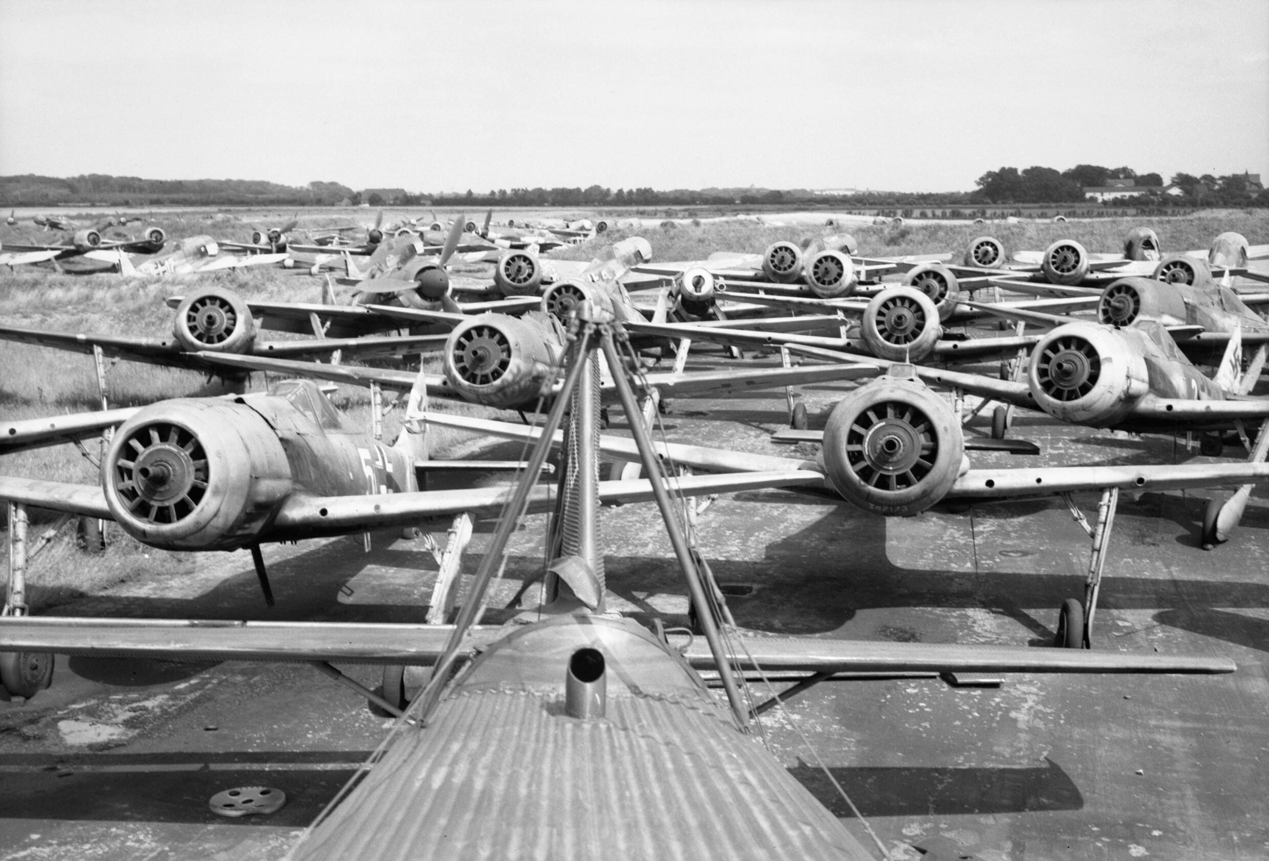 Cazas Focke Wulf Fw 190 a la espera de ser desguazados en el aeródromo de Flensburgo, Alemania, el 2 de agosto de 1945. CL3307