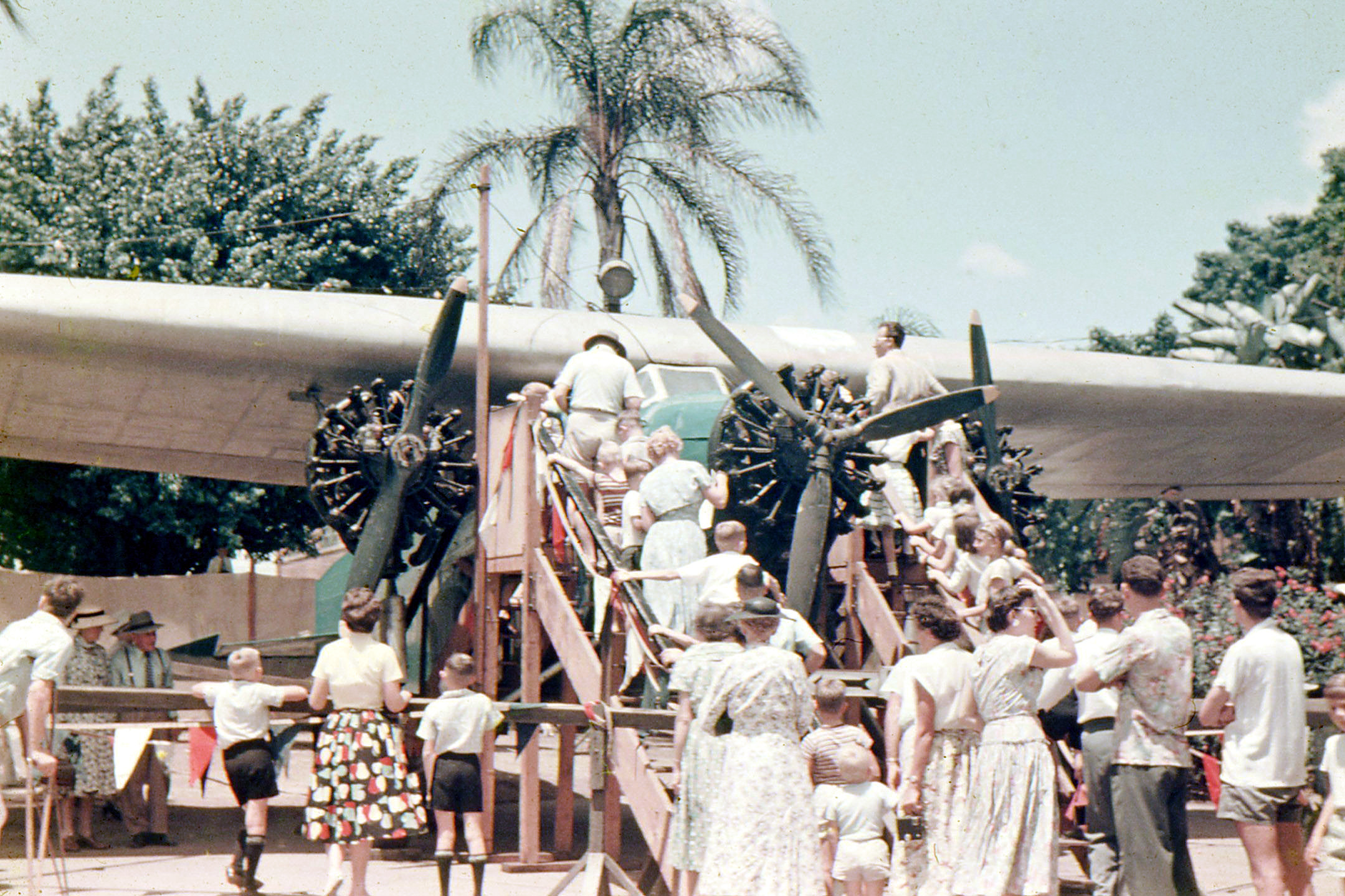 Fokker F.VIIb/3m «Southern Cross» original en Centenary Place, Brisbane, 1957