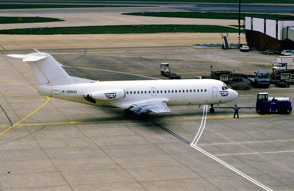 Fokker F28-2000 F GDUU, TAT, in fase di pushback a Londra Heathrow