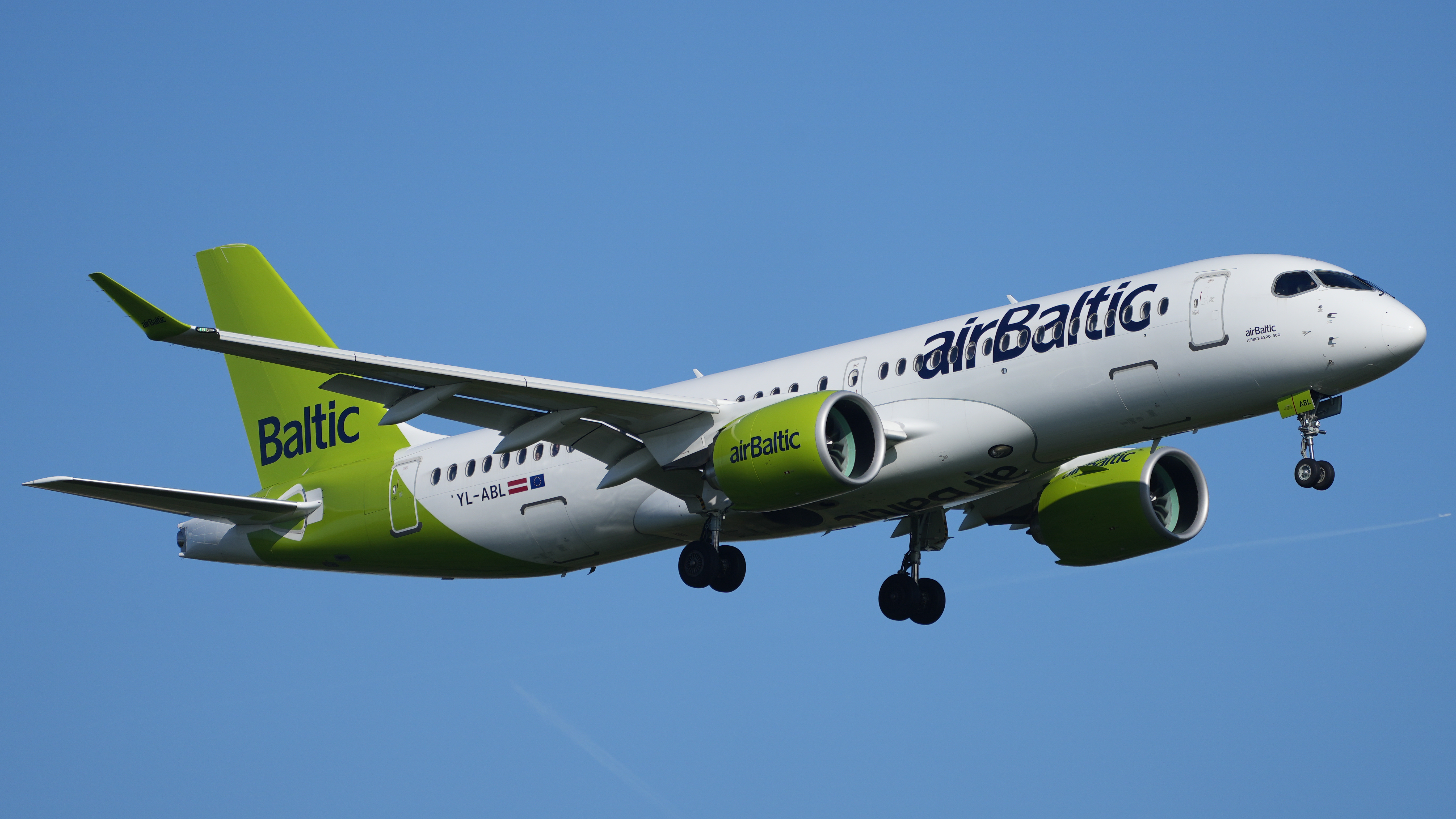 Frankfurt Airport air Baltic Airbus A220-300 YL ABL (DSC09548)