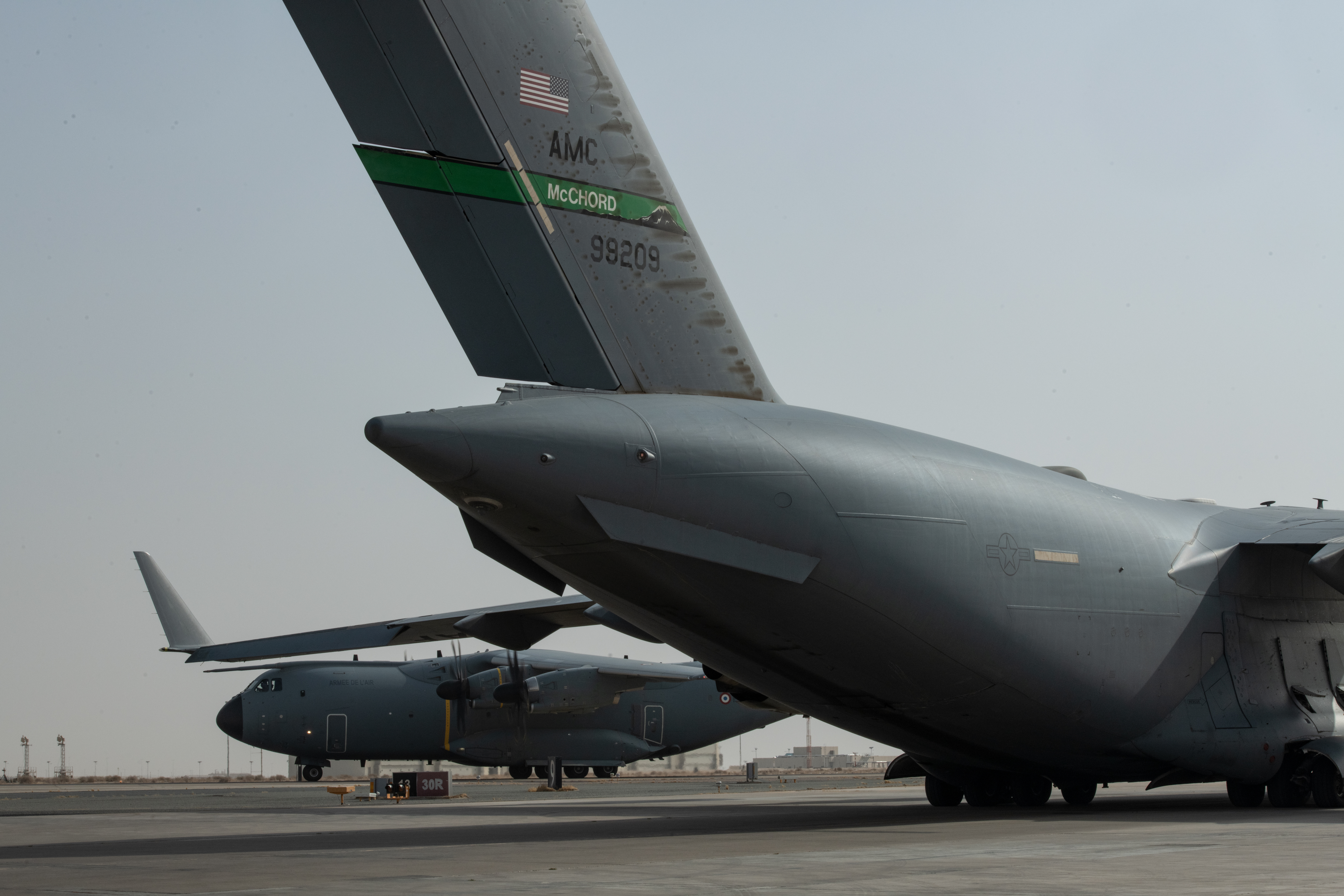 L'armée de l'air française arrive à bord d'un Airbus A400M Atlas