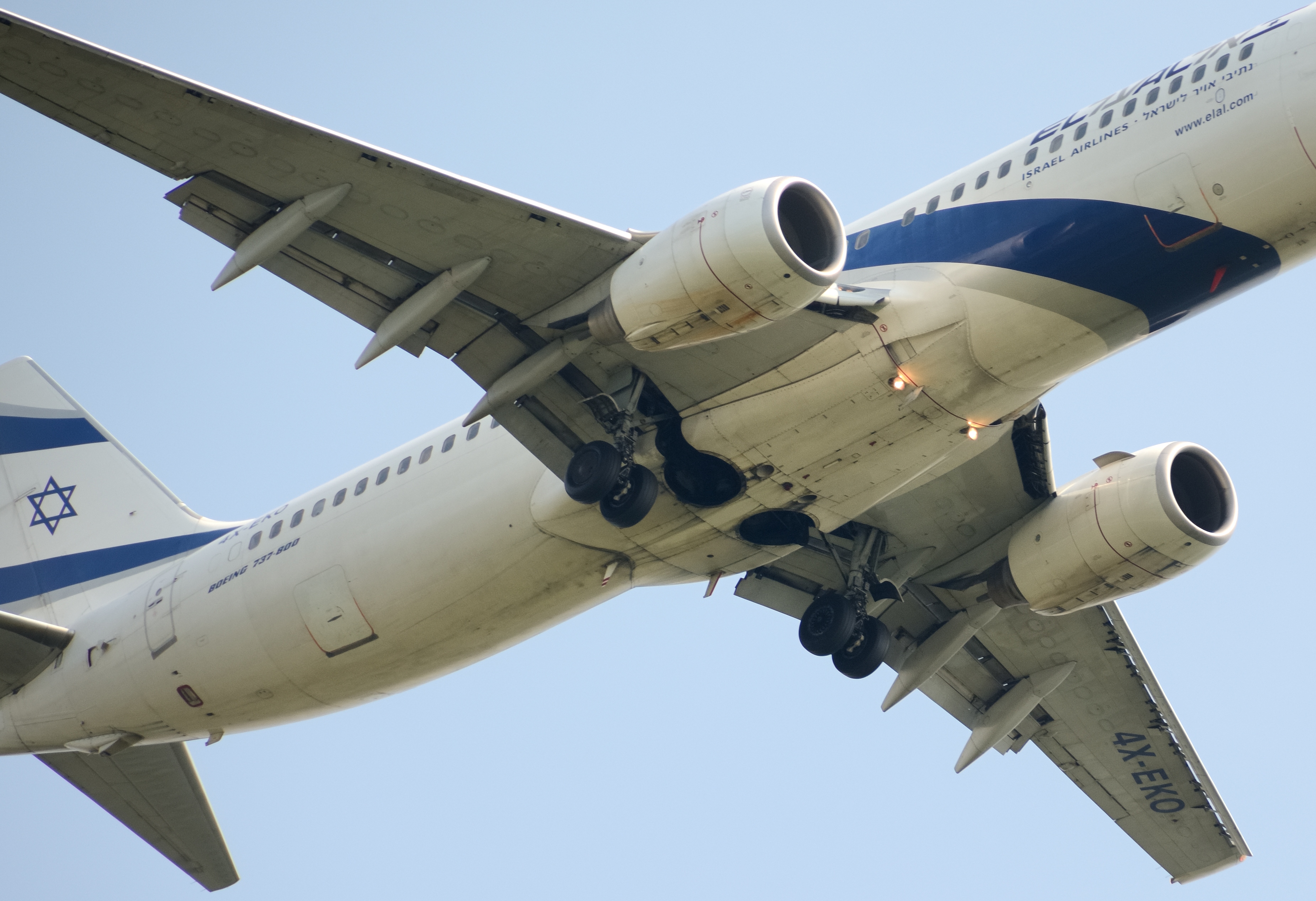 Gear Actuation Boeing 737-800 EL AL approaching VIE DSC 3259w