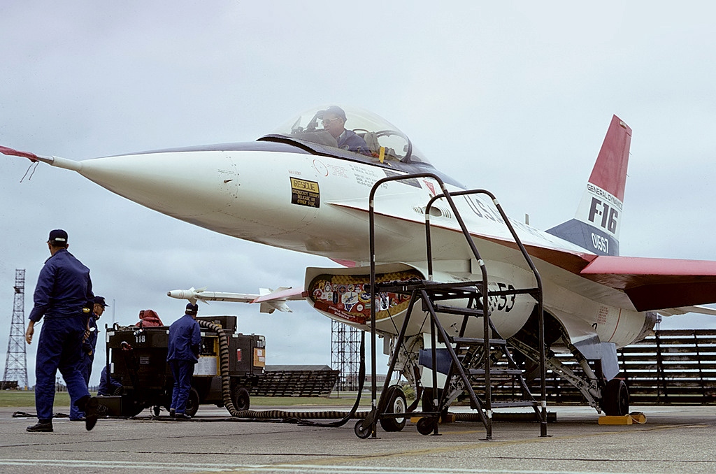 Prototipo General Dynamics YF-16 llegando a RAF Alconbury camino del Salón Aeronáutico de París