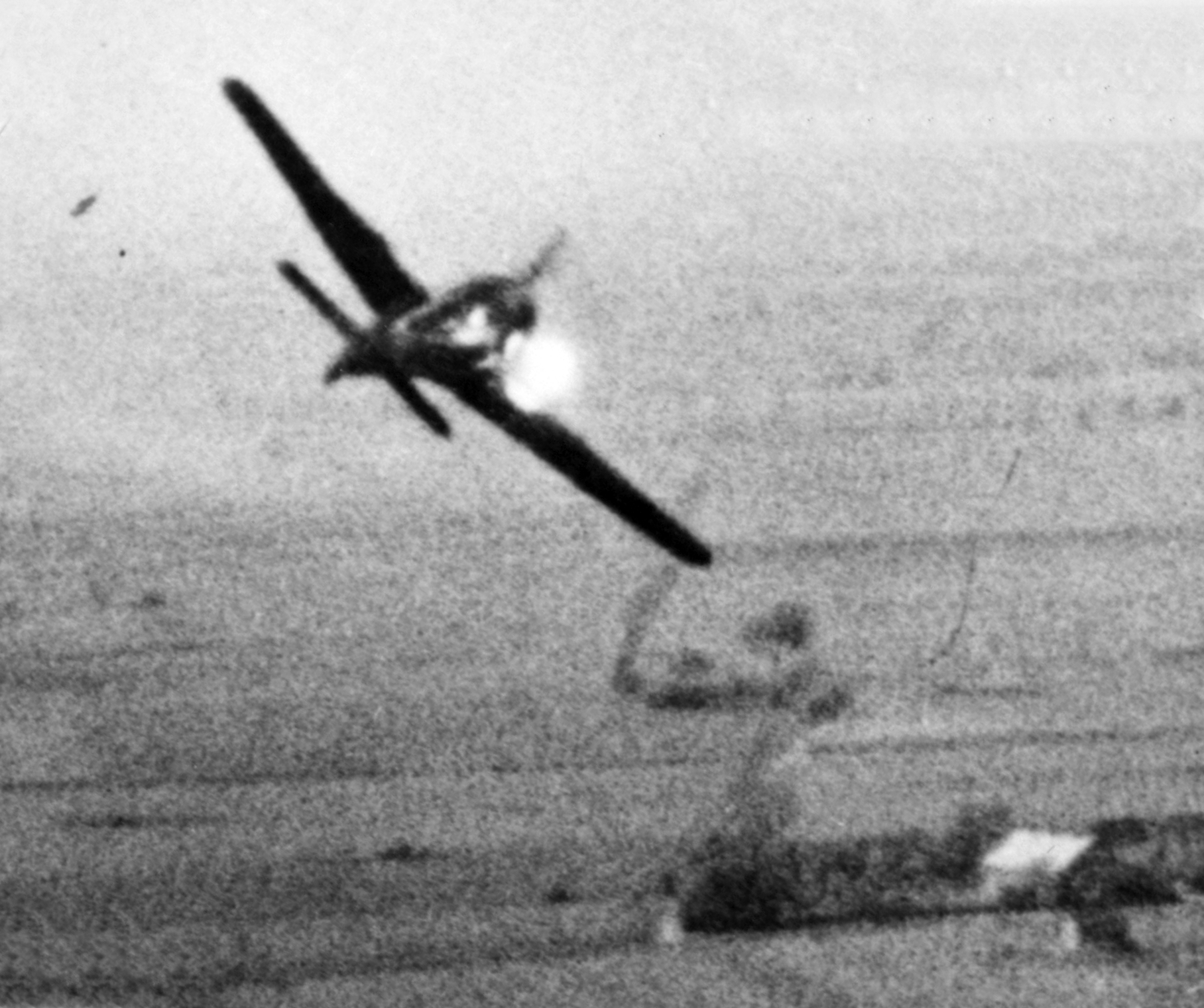 Un Focke Wulf Fw 190A tedesco viene colpito durante un combattimento aereo sopra la Germania, nel 1944 (342 FH-3A17957 F52396AC)
