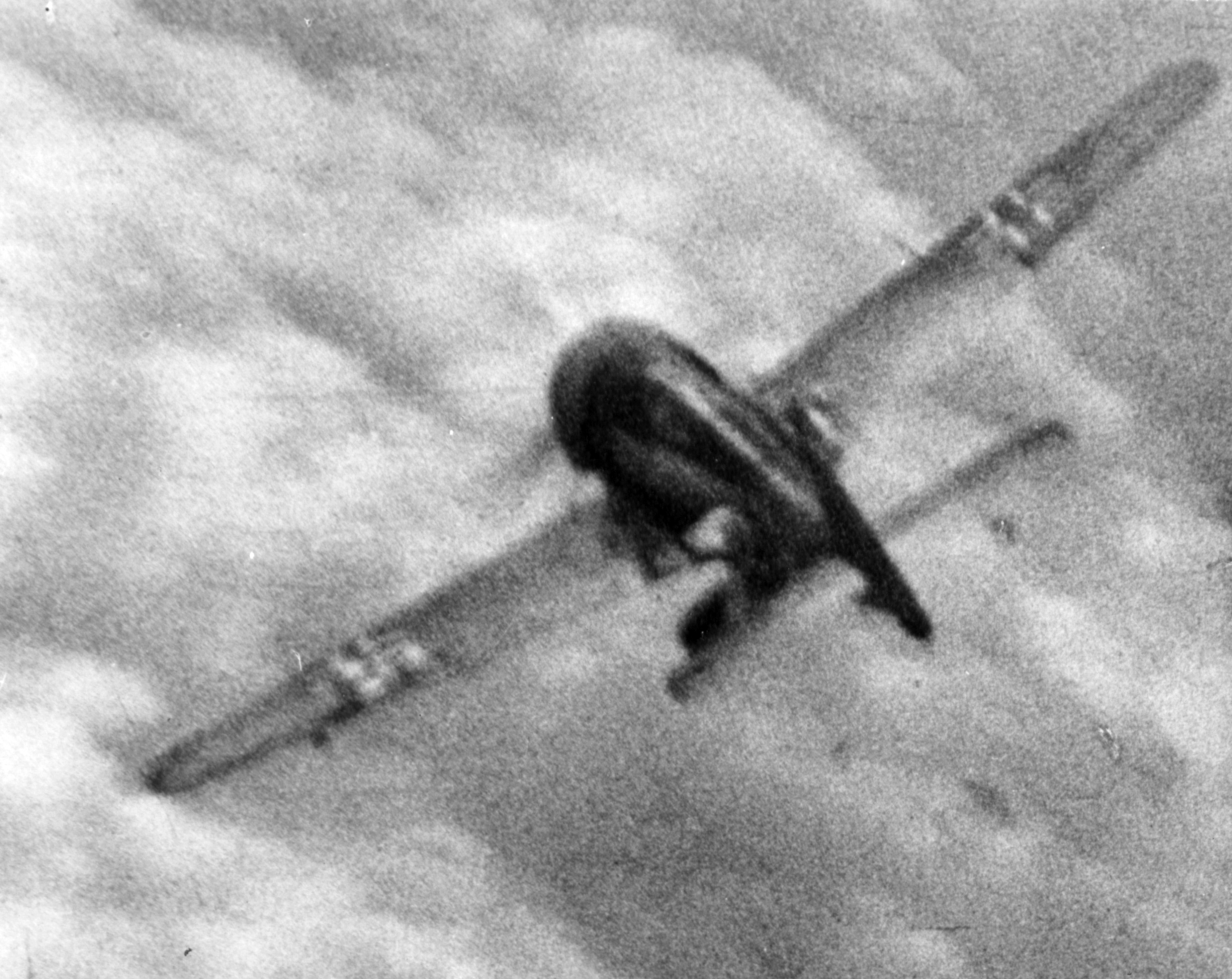 Un Focke Wulf Fw 190A tedesco viene abbattuto, 11 novembre 1943 (342 FH-3A20337 27437AC)
