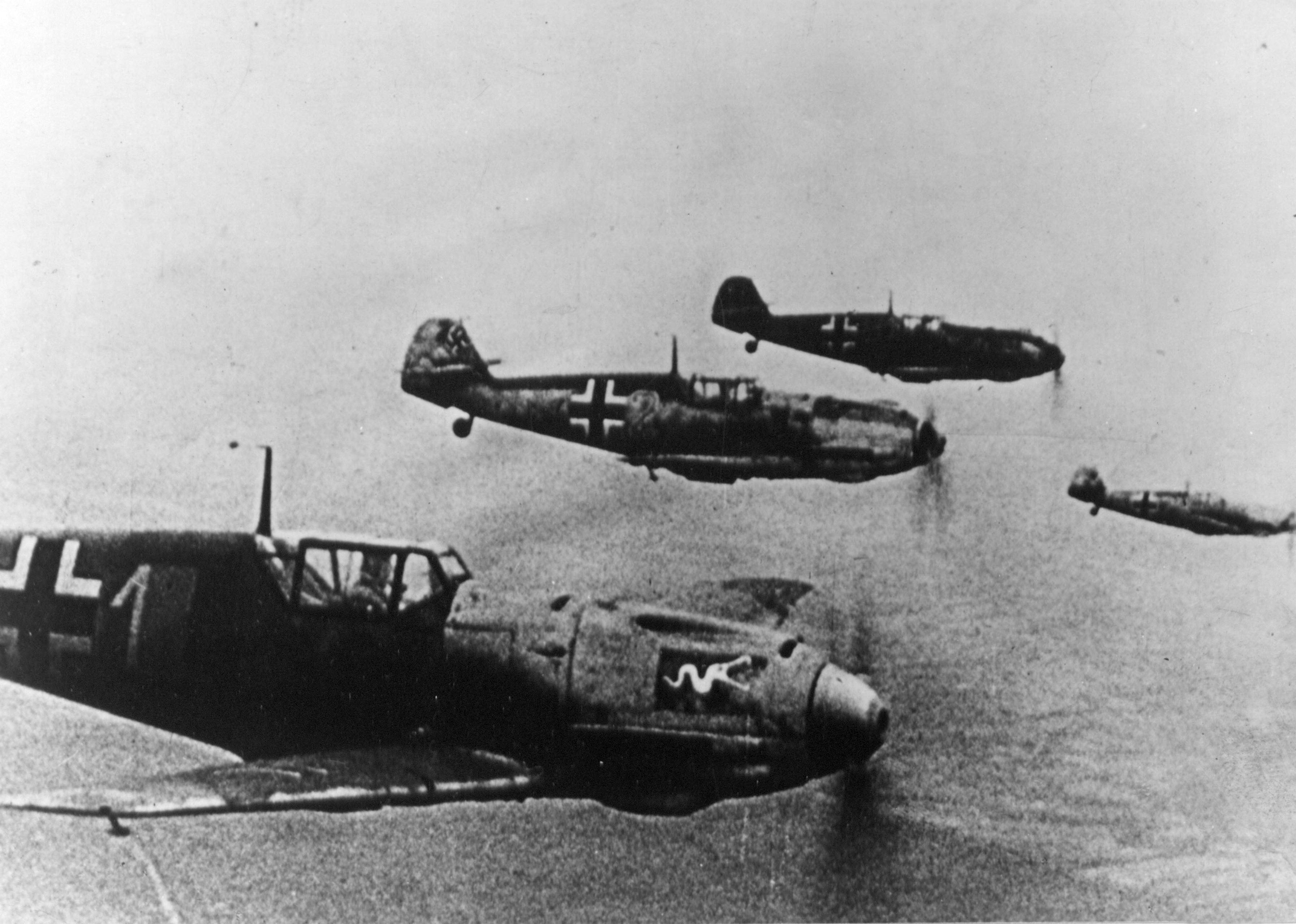 Messerschmitt Bf 109E alemanes del JG 3 en vuelo durante la Batalla de Inglaterra, en 1940 (342-FH-3A06232-81281AC)