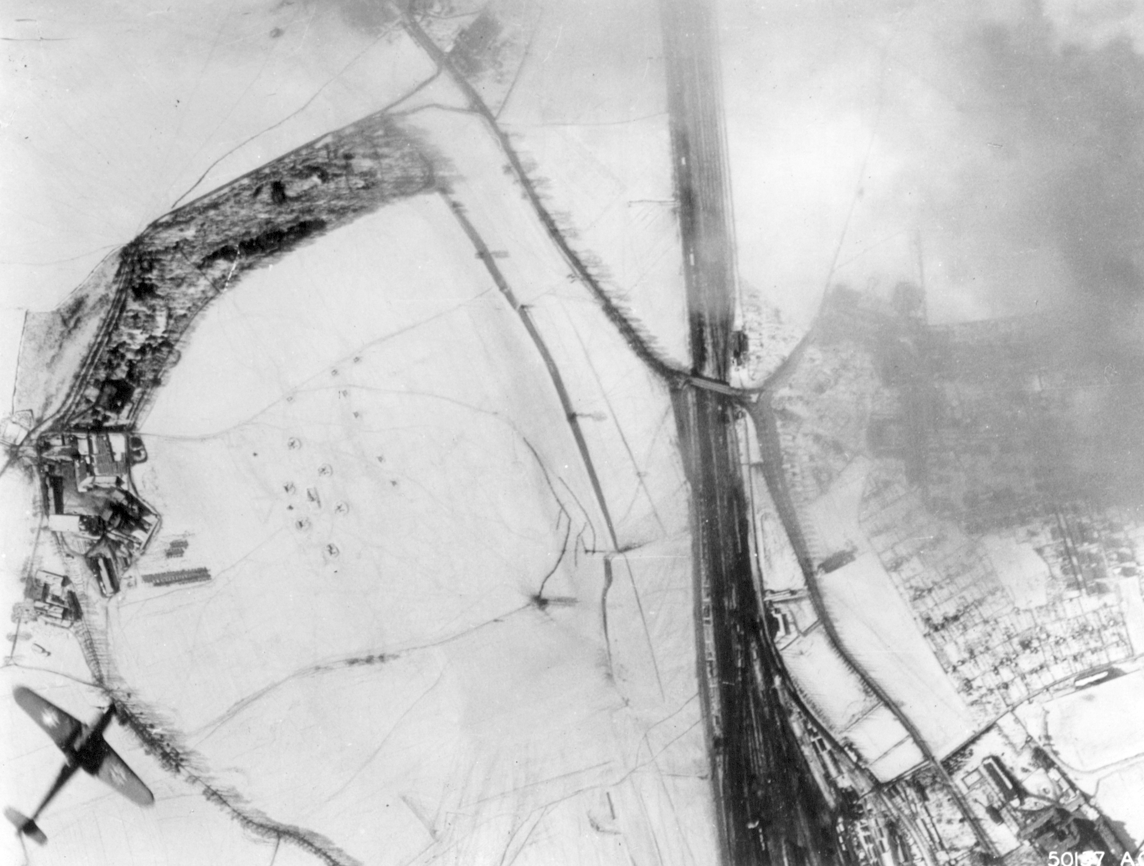 Messerschmitt Bf 109G tedesco in volo sopra Regensburg, Germania, 25 febbraio 1944 (342 FH-3A20348 50137AC)