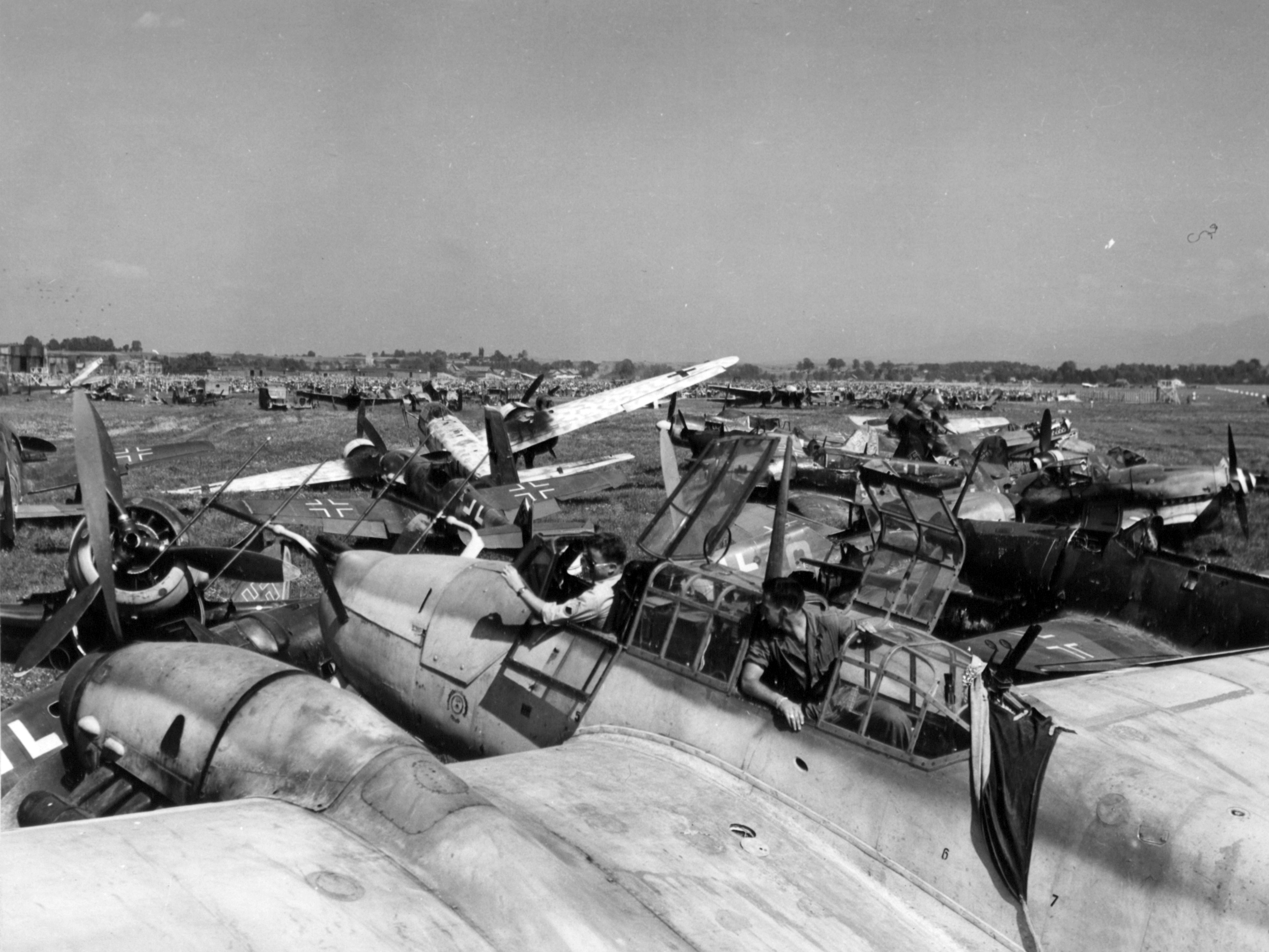 Aviones alemanes en el aeródromo de Bad Aibling, Alemania, mayo de 1945 (342 FH-3A20772 A57931AC)