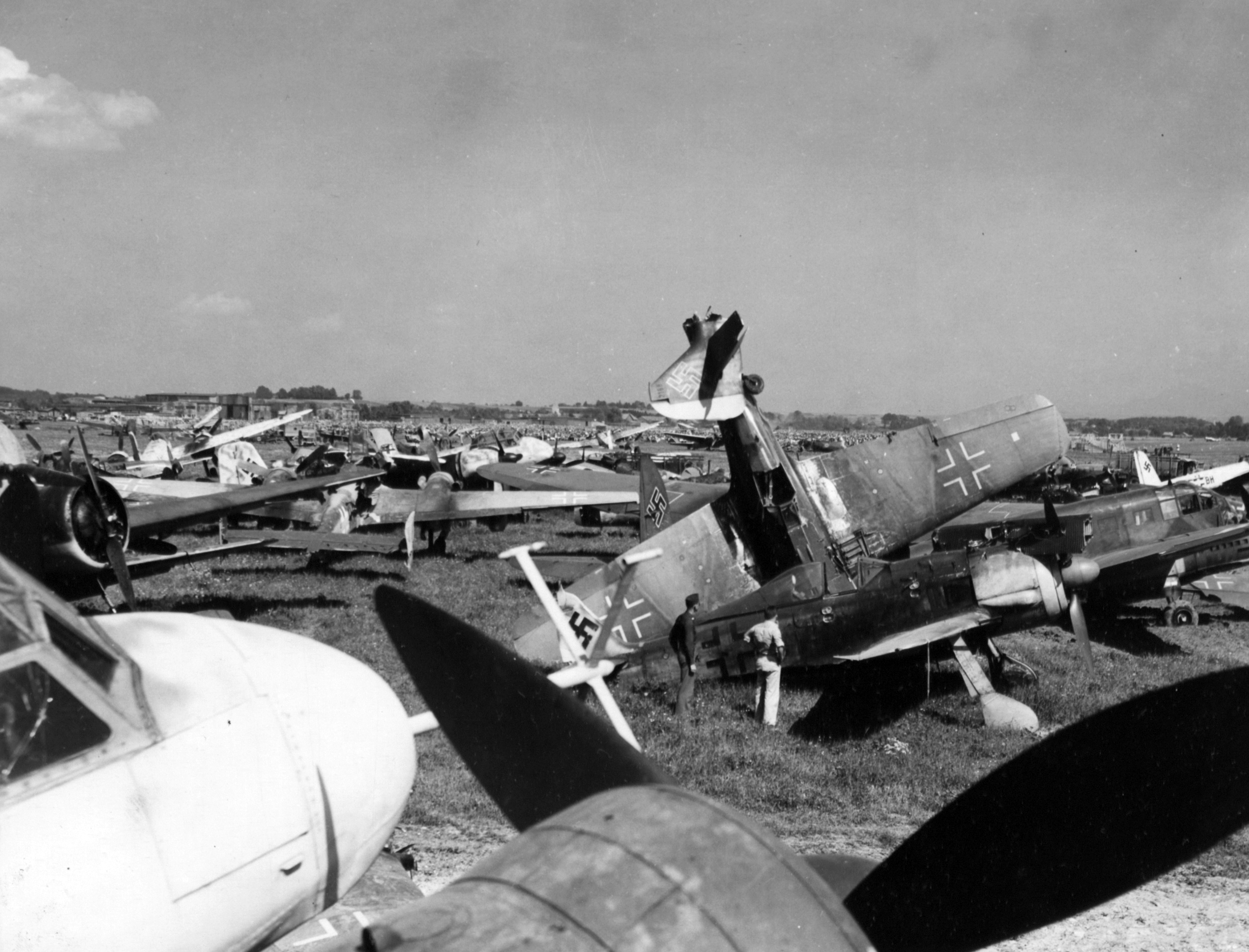 Aviones alemanes en el aeródromo de Bad Aibling, Alemania, en mayo de 1945 (342 FH-3A20771 57931AC)