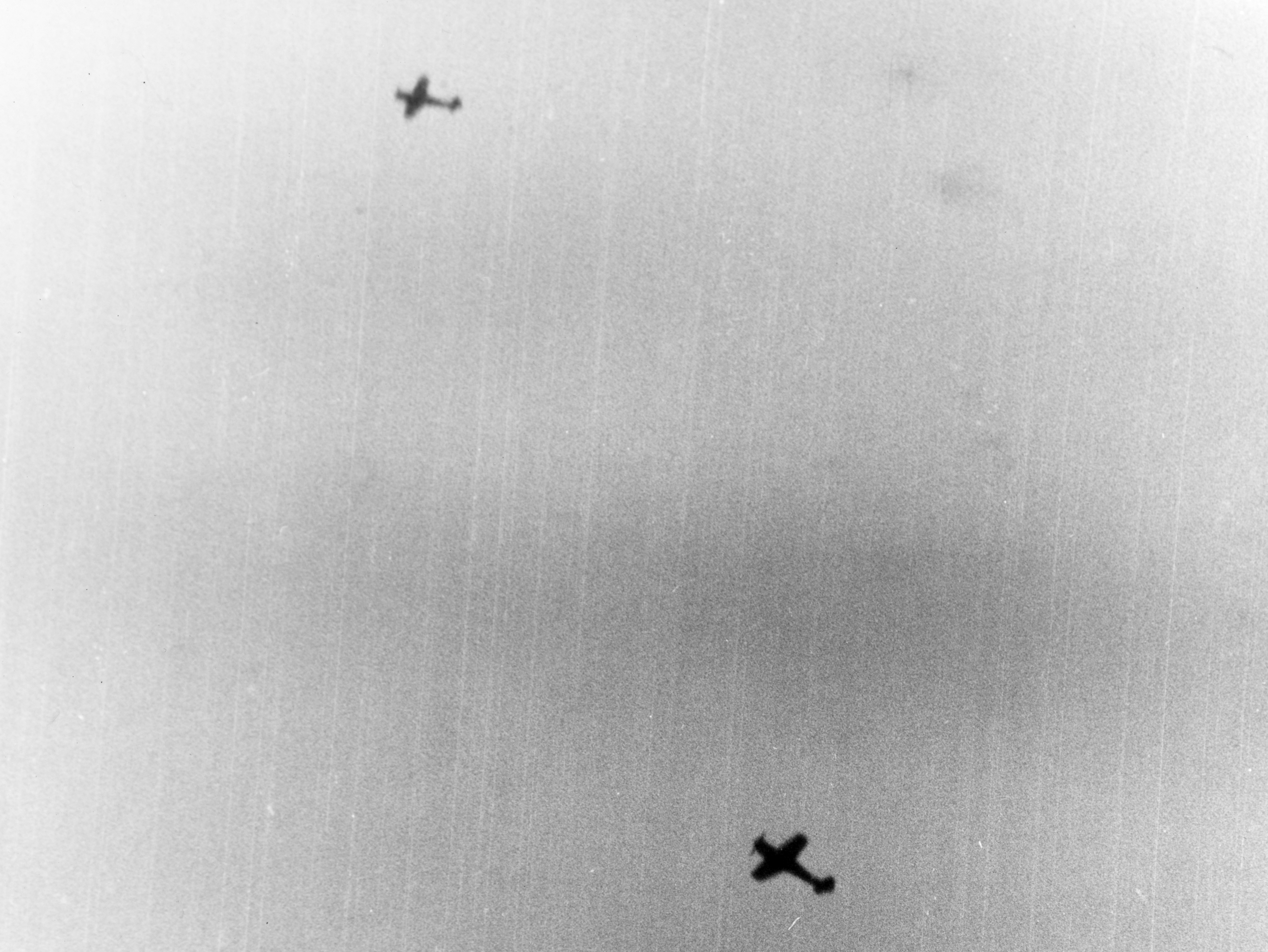 Cazabombarderos alemanes atacan la fuerza de invasión frente a Anzio el 22 de enero de 1944