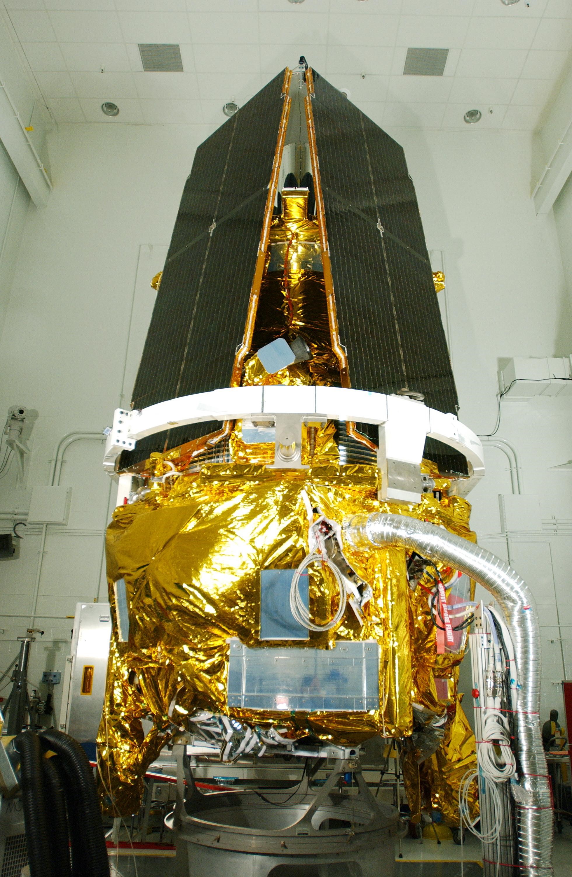 La Gravity Probe B nella sala di lavorazione dei carichi utili di Vandenberg (KSC-04PD0785)