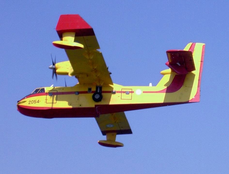 Canadair CL-415MP greco in azione su Nea Makri, Atene