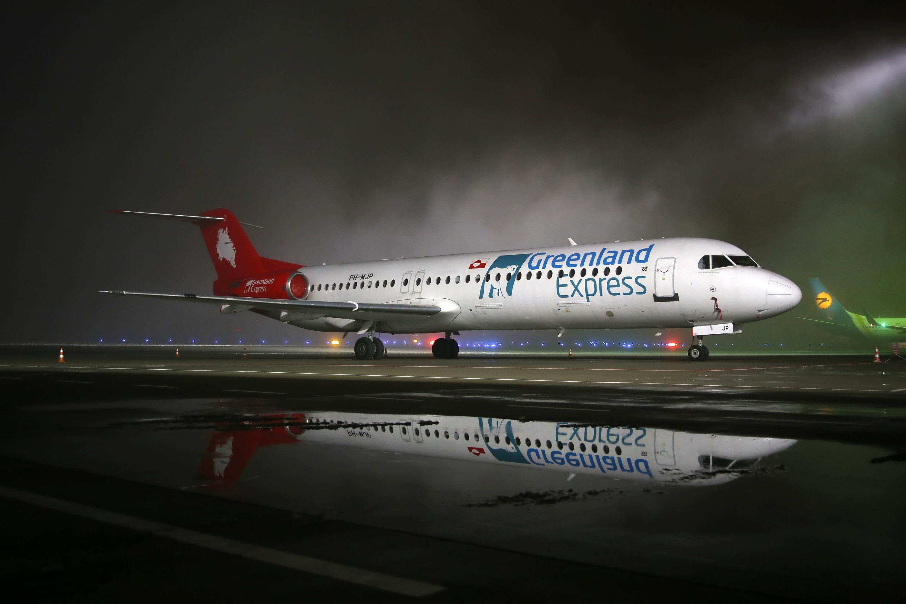 Fokker 100 de Greenland Express à l'aéroport international de Lviv (original)