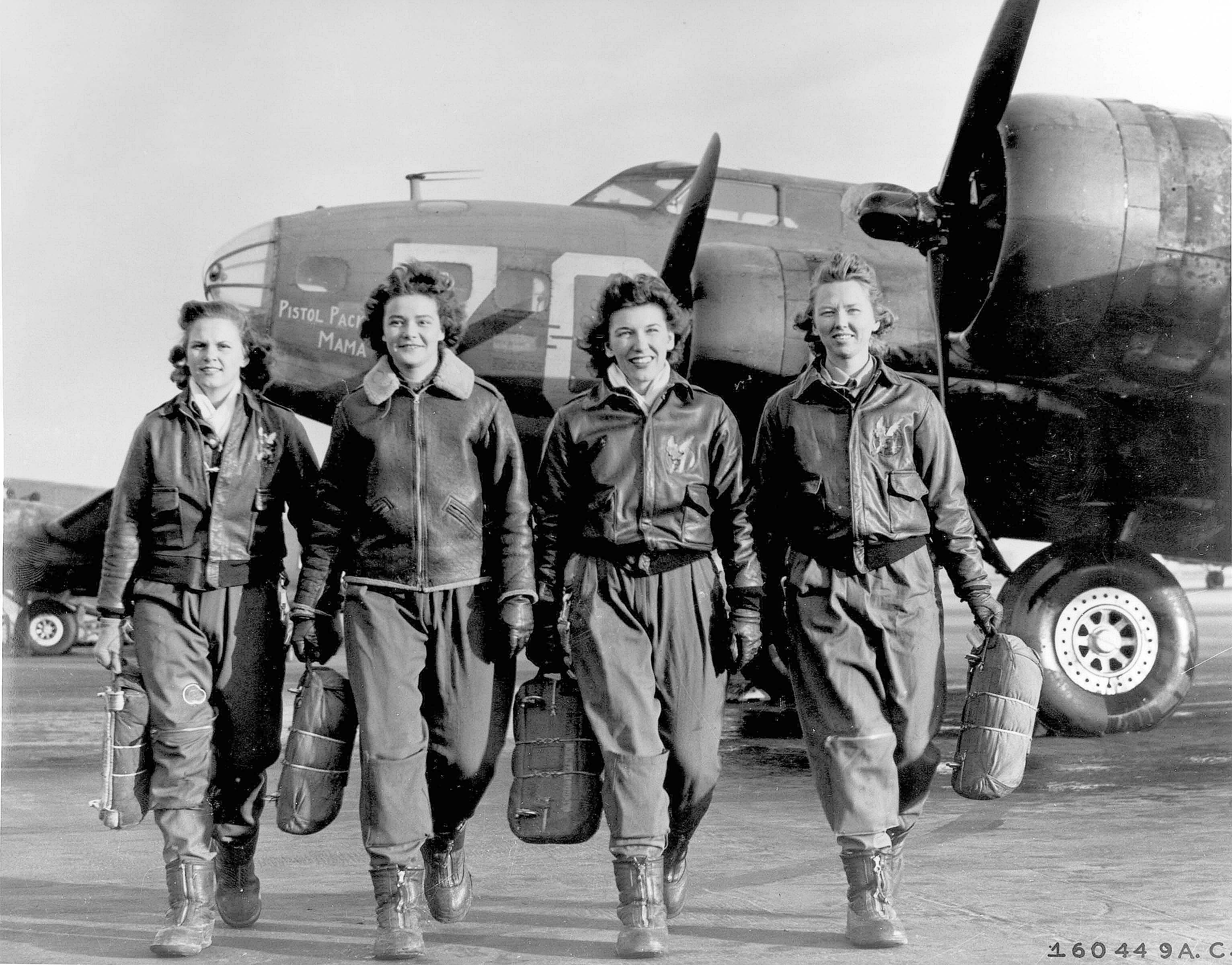Groupe de pilotes des Women Airforce Service Pilots devant un B-17 Flying Fortress
