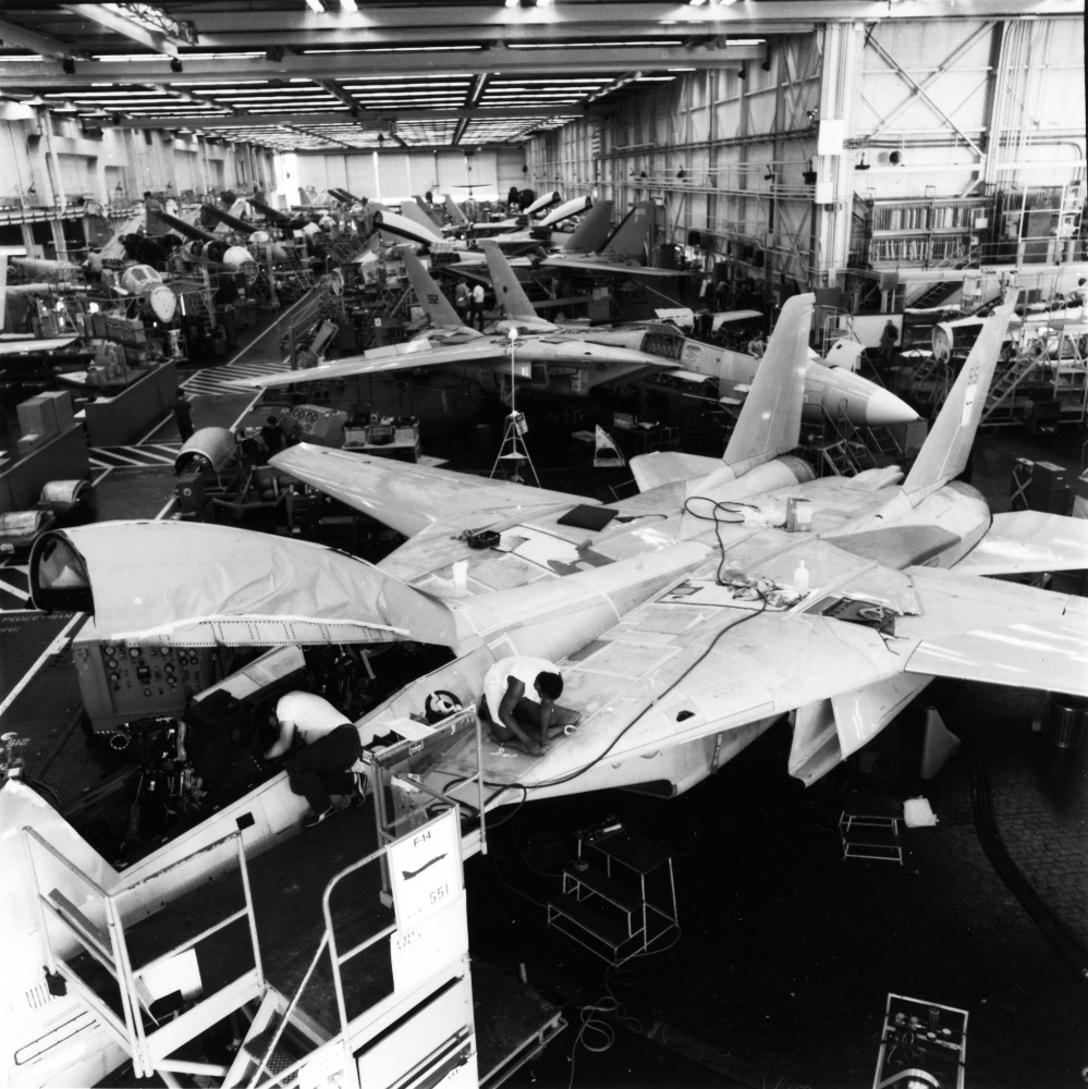 Linha de produção do Grumman F-14A em Calverton, 1986, mfr 863853 (GHC via RJF)