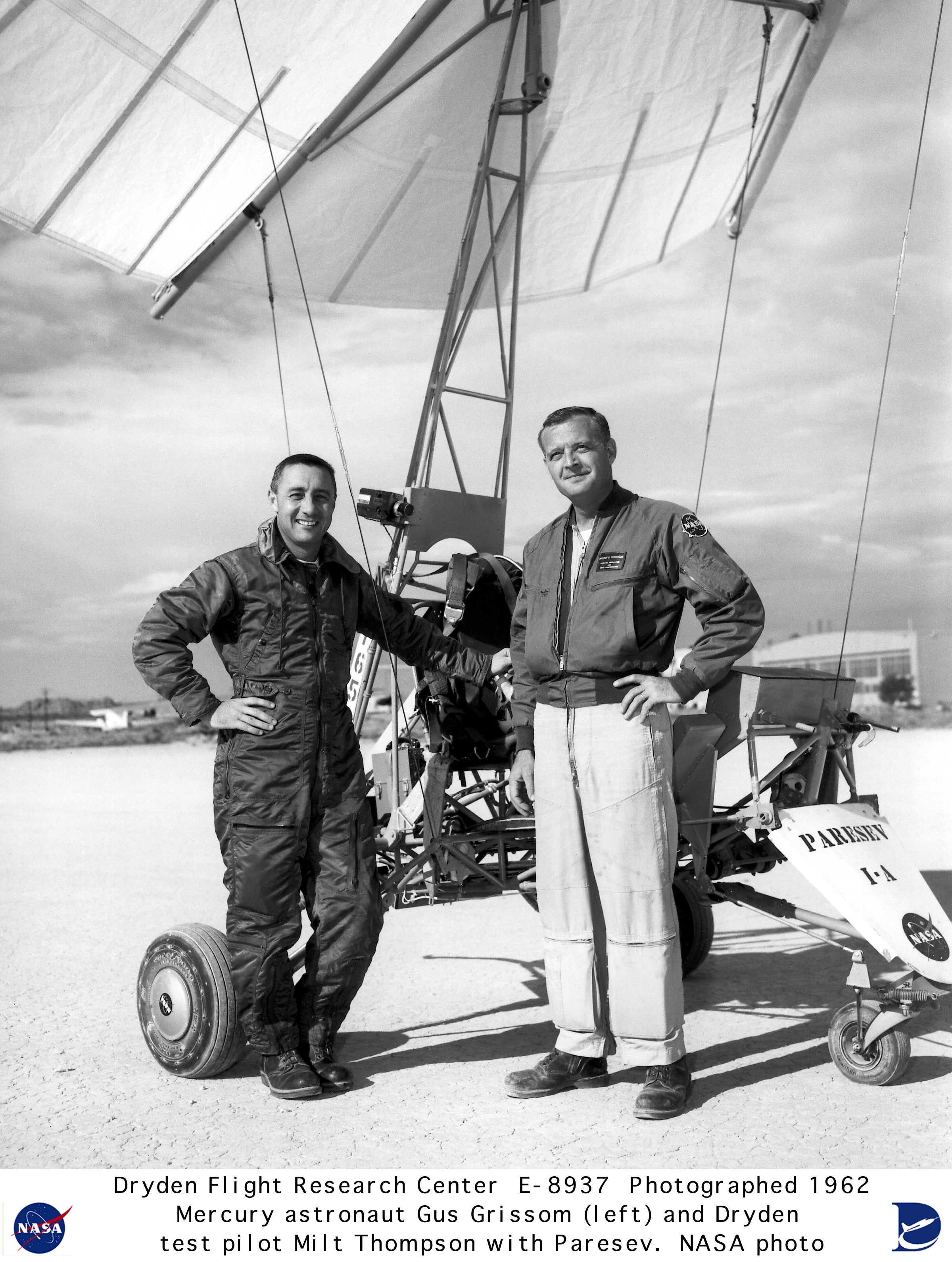 Gus Grissom y Milt Thompson junto al Paresev, ensayo del sistema de aterrizaje Gemini