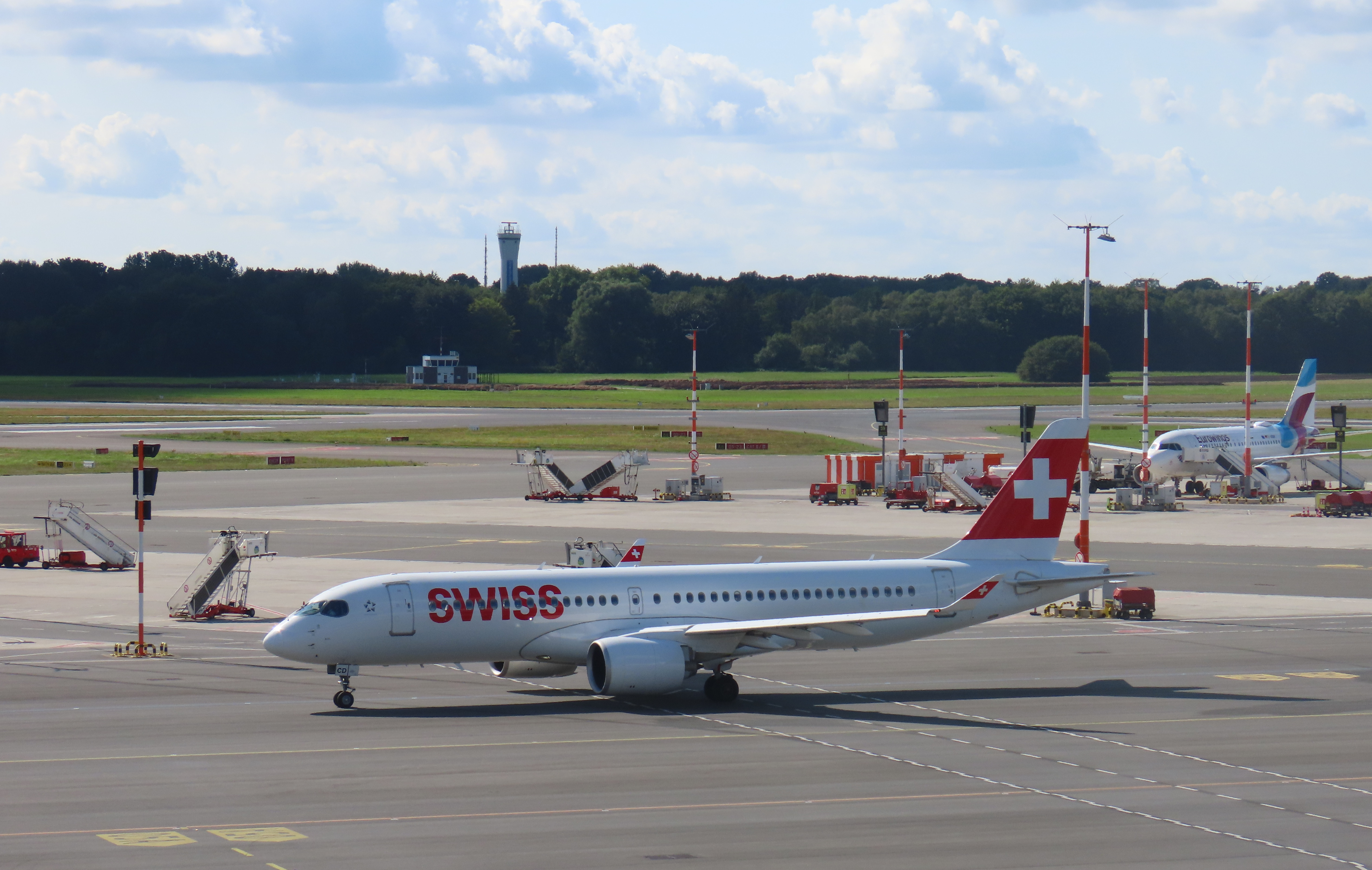 Hamburg Swiss Airbus A220 HB JCD 01