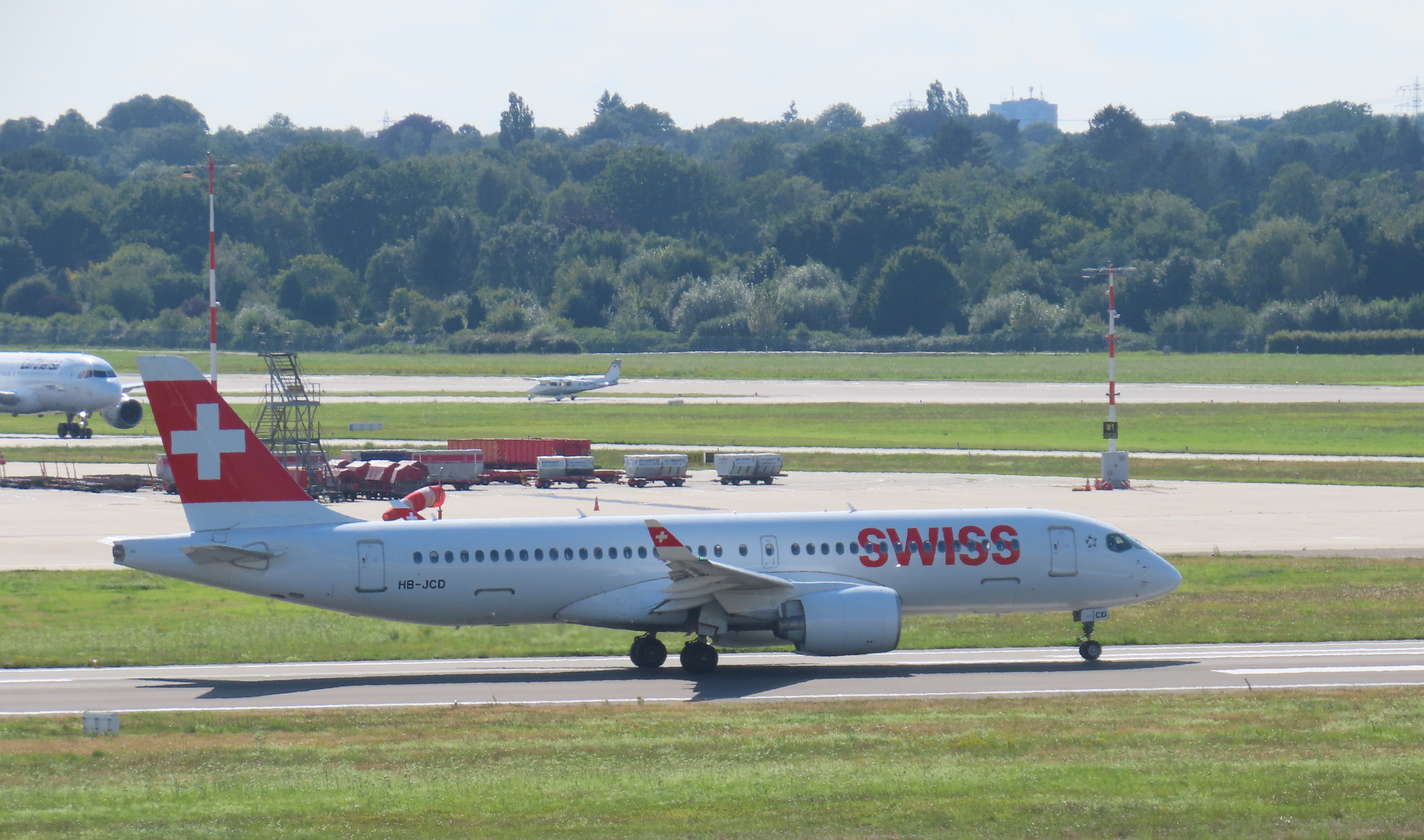 Hamburg Swiss Airbus A220 HB JCD 02