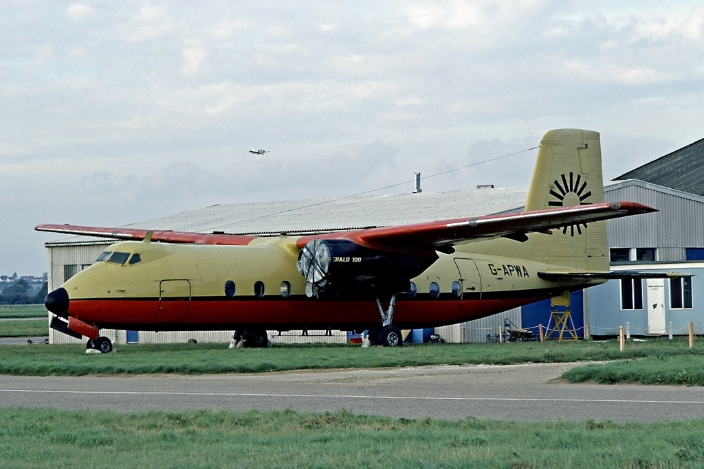 Handley Page HPR-7 Herald 100 estacionado junto al hangar de British Air Ferries