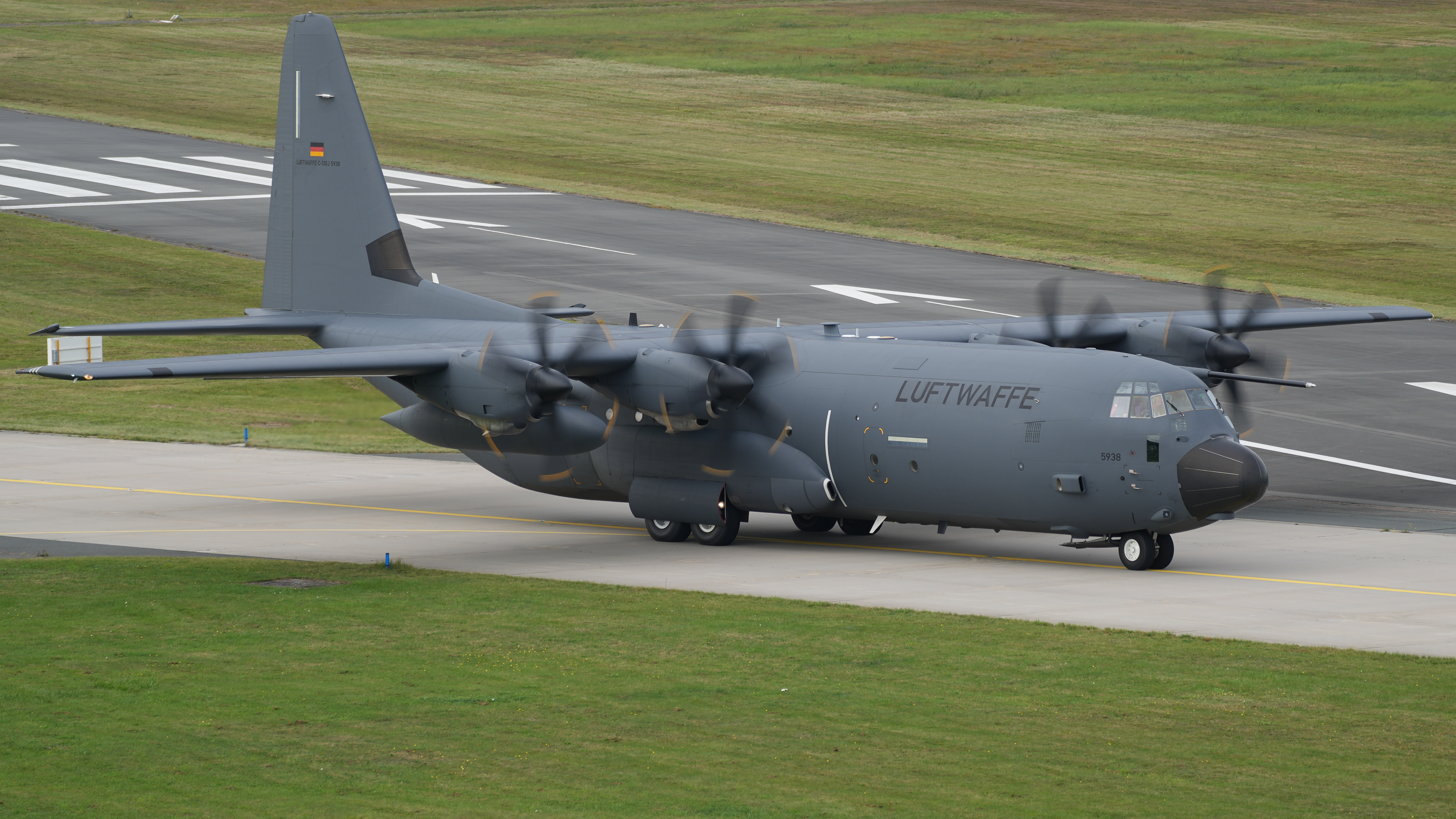 Hannover Airport Luftwaffe German Air Force Lockheed Martin C-130J-30 Hercules 55 02 (DSC01156)