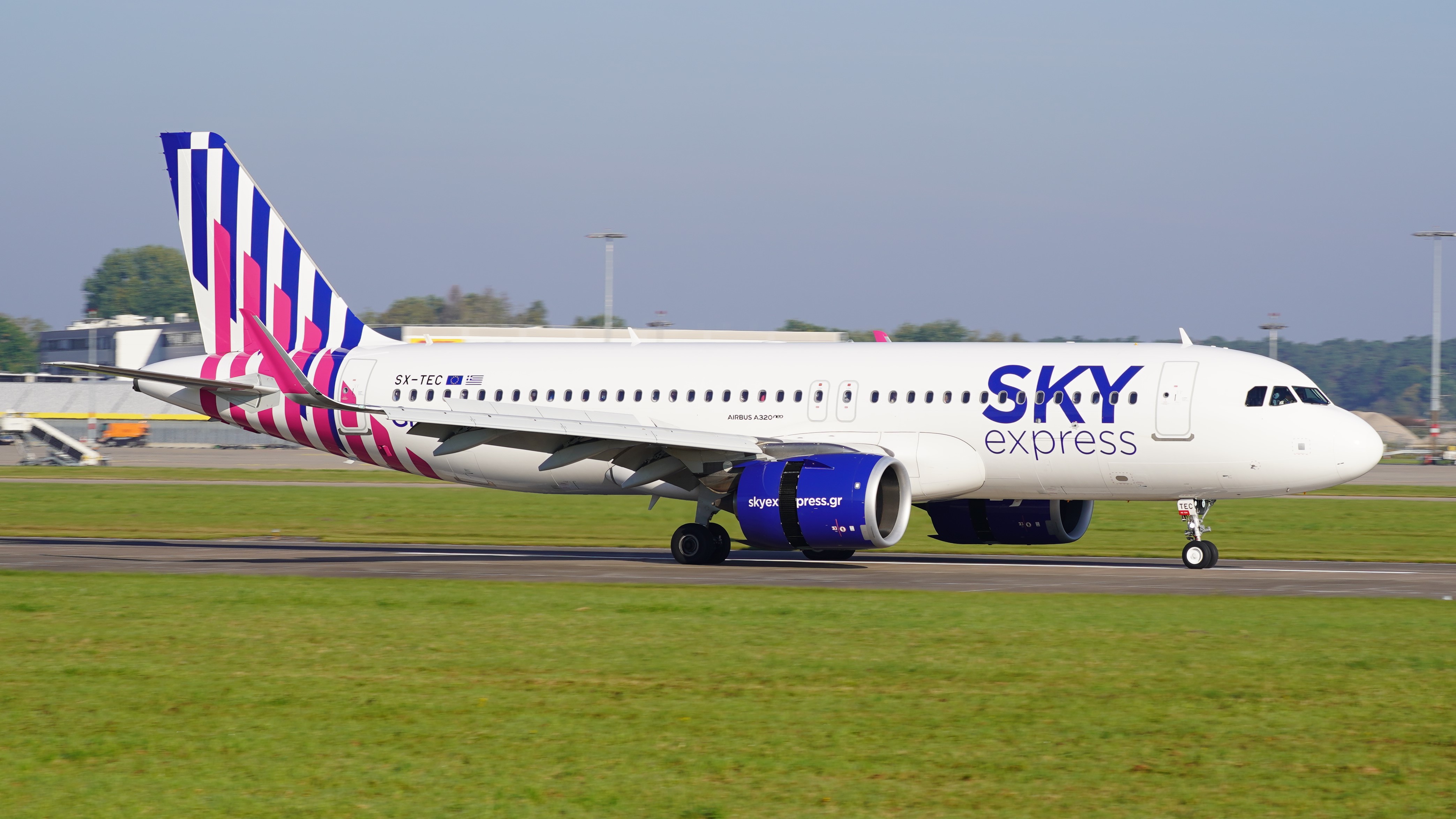 Aeroporto di Hannover, Airbus A320-251N SX-TEC di SKY express (DSC00198)