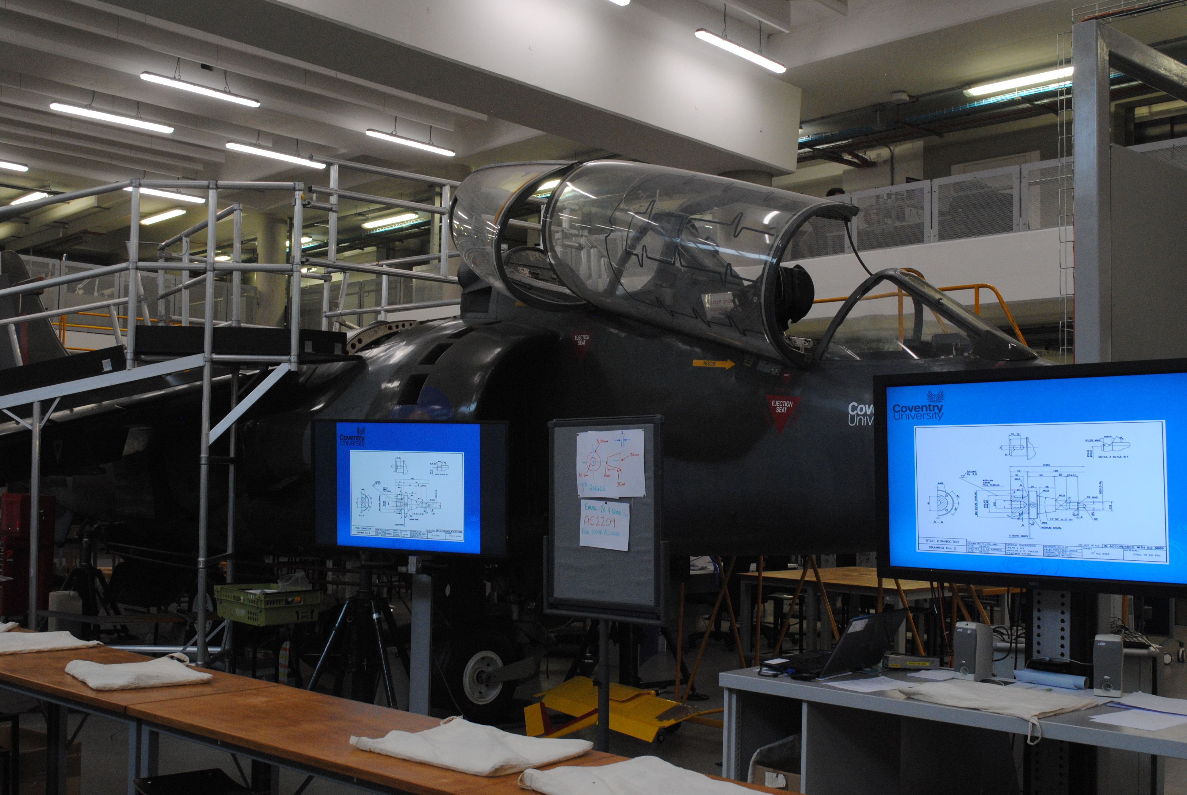 Célula de instrucción Harrier T.4 XW270, Coventry University (01)