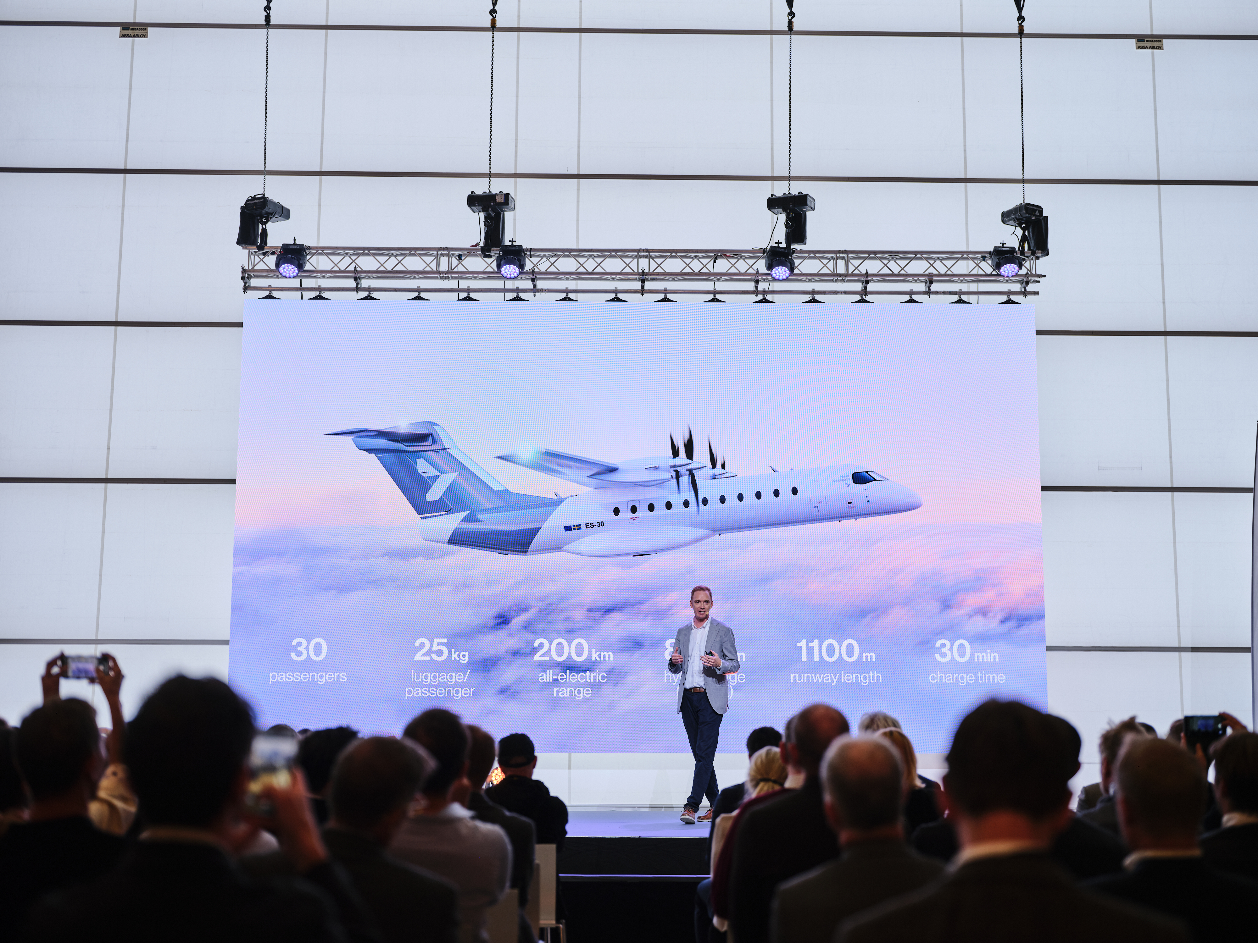 El fundador y CEO de Heart Aerospace, Anders Forslund, muestra el Heart ES-30