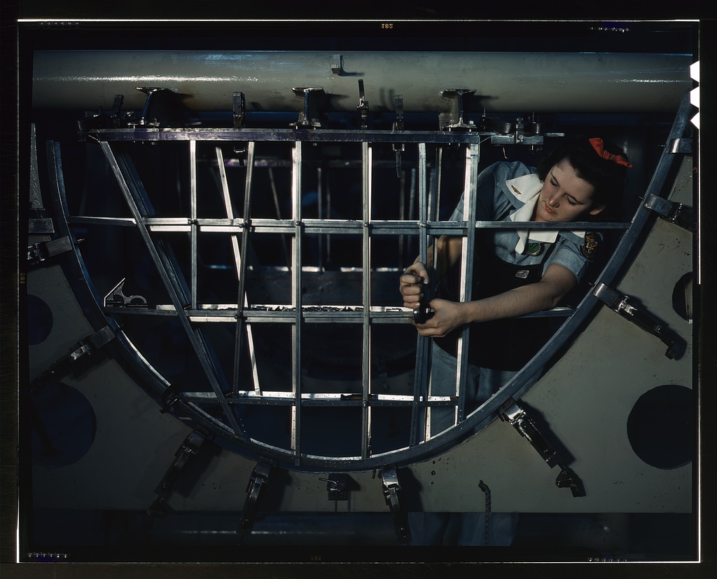 Helen Bray, mécanicienne dans une usine aéronautique de l'ouest, fabriquant une section d'empennage 1a34941v